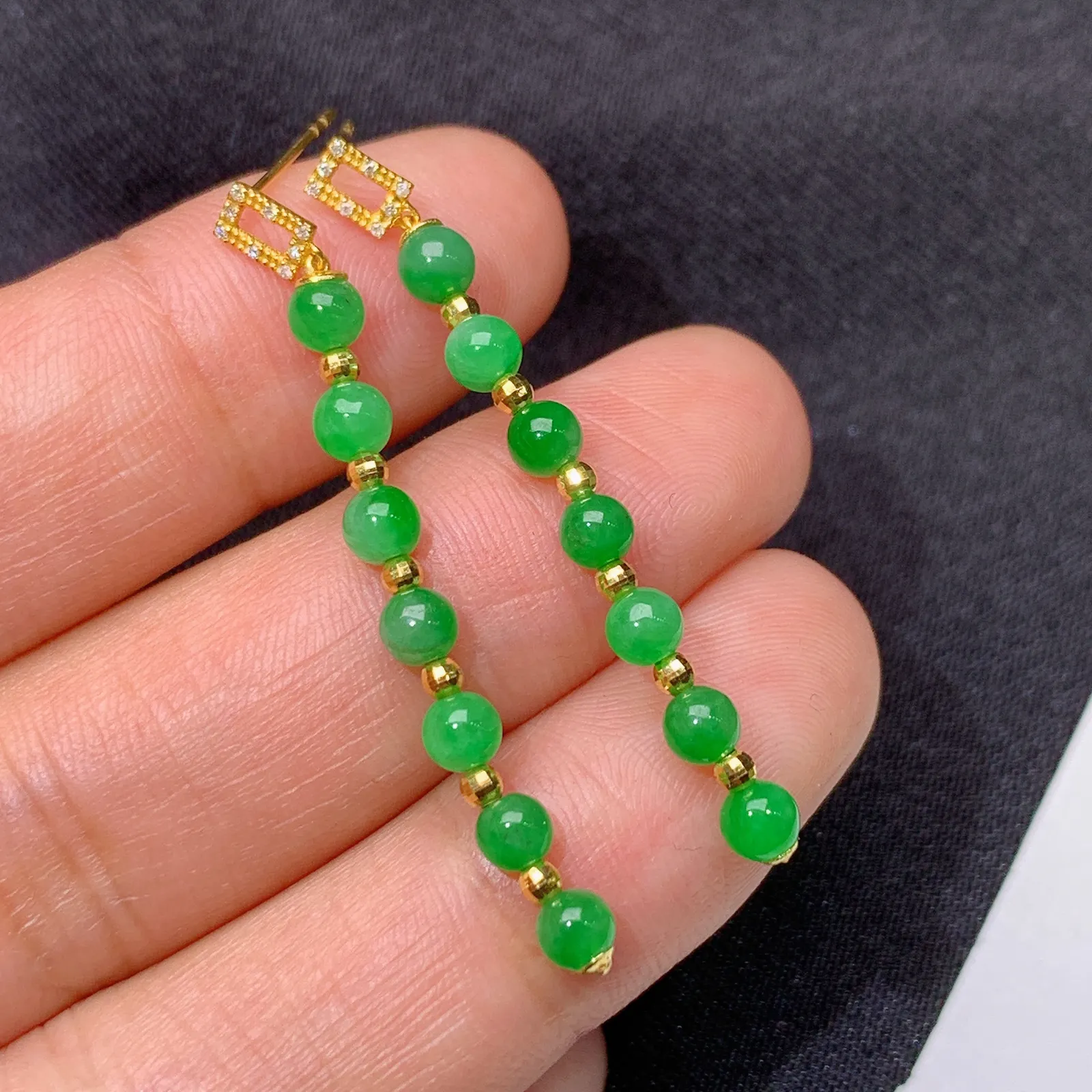 阳绿圆珠耳坠，18k金镶嵌，简约时尚，冰润色阳，种水足， 直径3.5