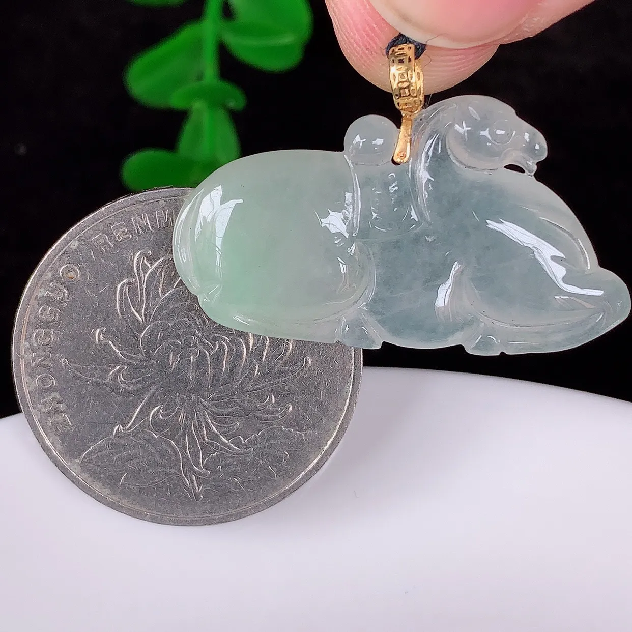 自然光实拍，18k金镶嵌冰种飘绿翡翠生肖马吊坠，马上有钱，沁人心脾，精致典雅的设计，为佩戴者，增添色彩，送礼自留都是佳品选择！#1.17
