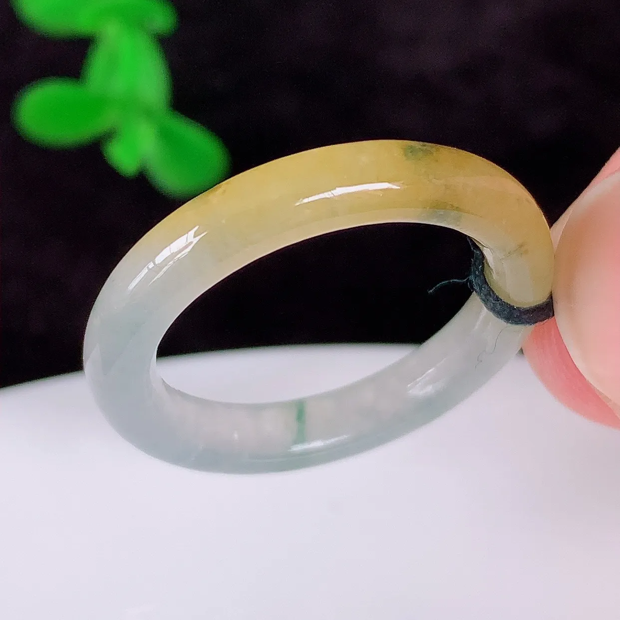 自然光实拍，冰润冰种黄翡17.5mm内径翡翠指环，玉戒指，玉质莹润，好精美好冰润的指环，15圈口，上手纤巧！#1.17