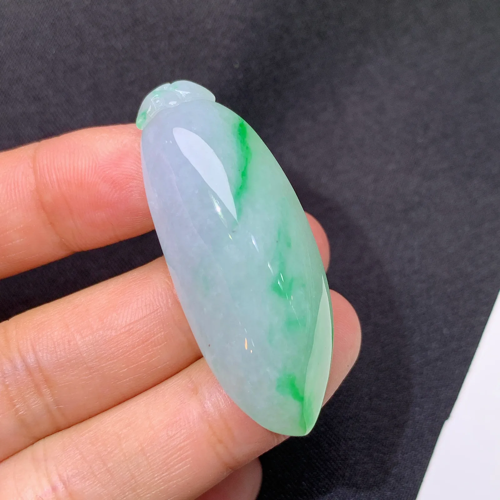 飘绿福瓜，冰润饱满，玉质细腻，种水足 尺寸44.2*17.1*12.2