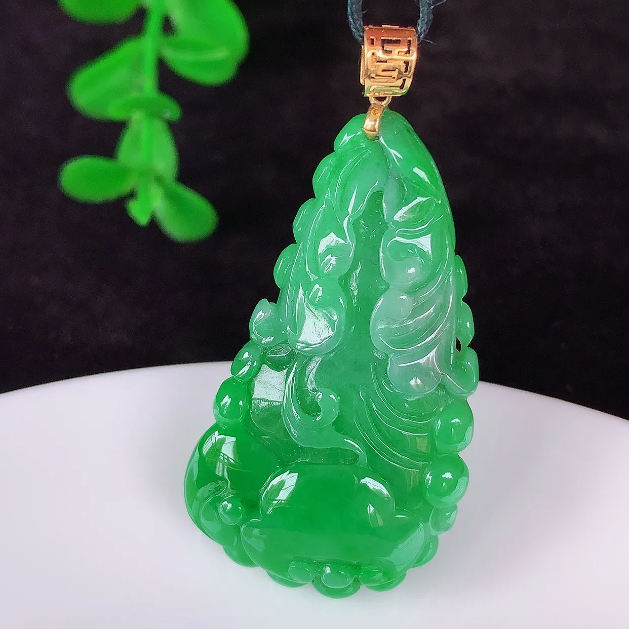 自然光实拍，18K金镶嵌冰润冰糯种飘阳绿翡翠招百财白菜吊坠，百财聚来，财源滚滚，色泽鲜艳，精工水润的白菜，性价比高！#1.17整体43*裸石36.5*20*7.5