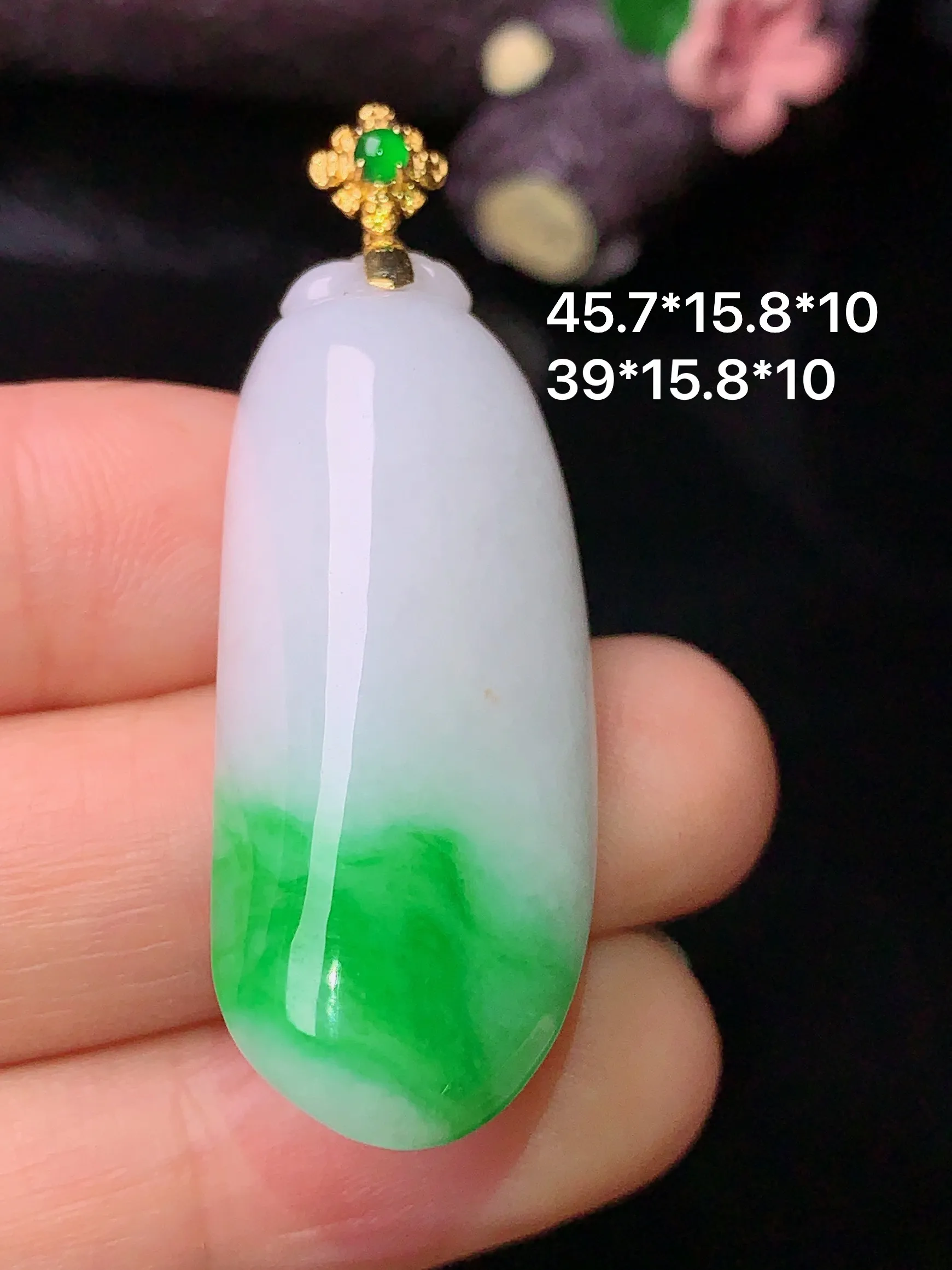 18k金镶嵌飘绿福瓜吊坠 玉质细腻 水润亮眼  整体尺寸45.7*15.8*10