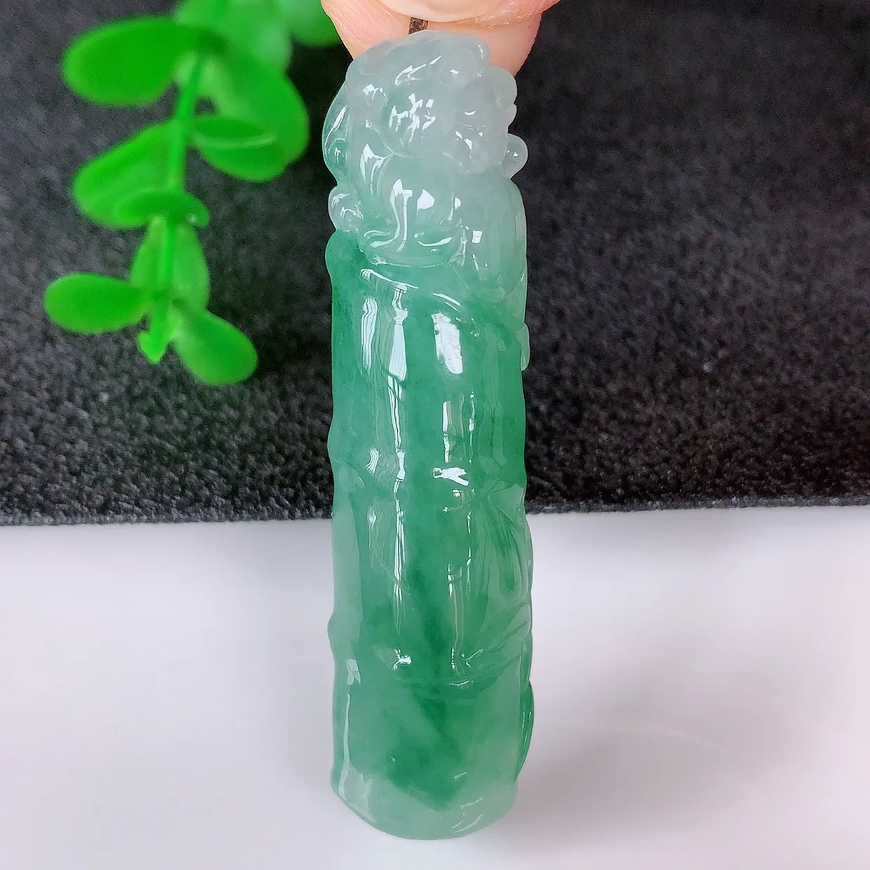 自然光实拍，冰润冰飘绿翡翠节节高竹节玉坠，款式时尚大方，竹节寓意好，佩戴事业，学业节节高升！#01.17