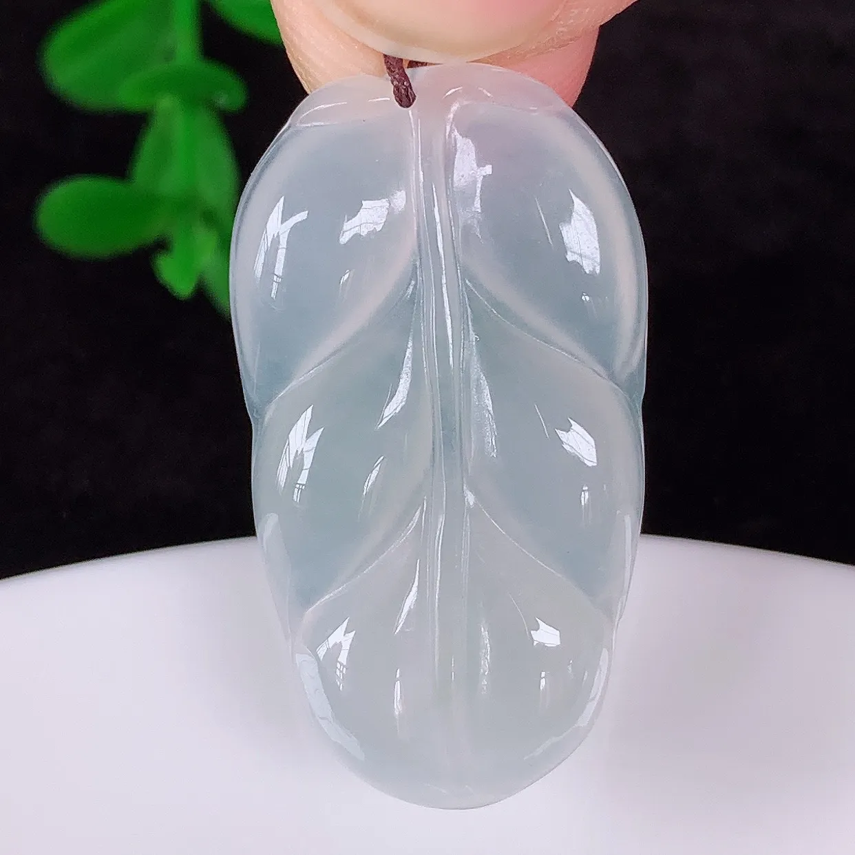 自然光实拍 冰润冰种翡翠事业有成叶子吊坠，莹润且起胶，叶子清秀优雅，佩戴大业有成！#57.17