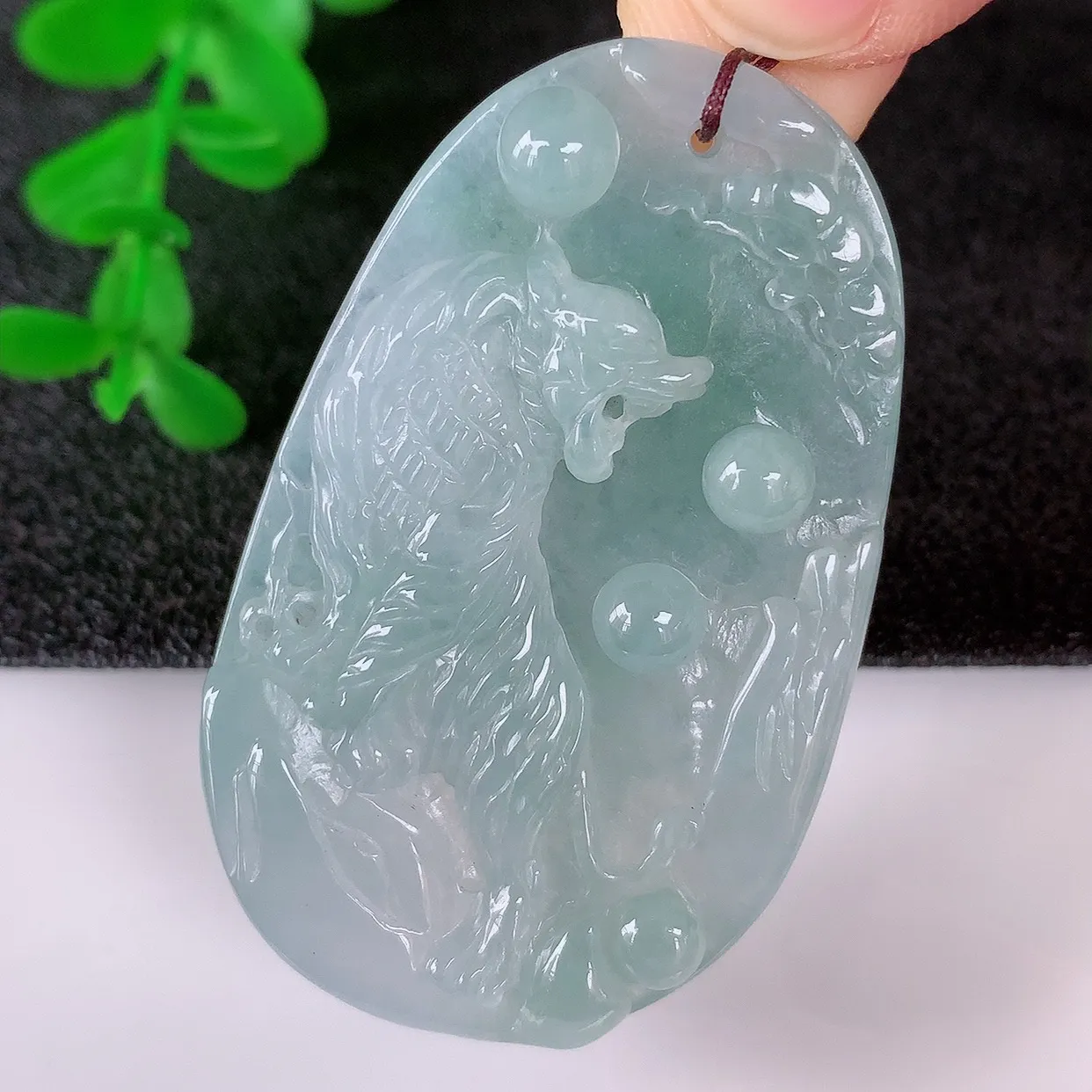 自然光实拍，冰润冰飘绿翡翠虎虎生威吊坠，种老水足，翠色灵动，寓意美好，佩戴时尚出众！#57.17