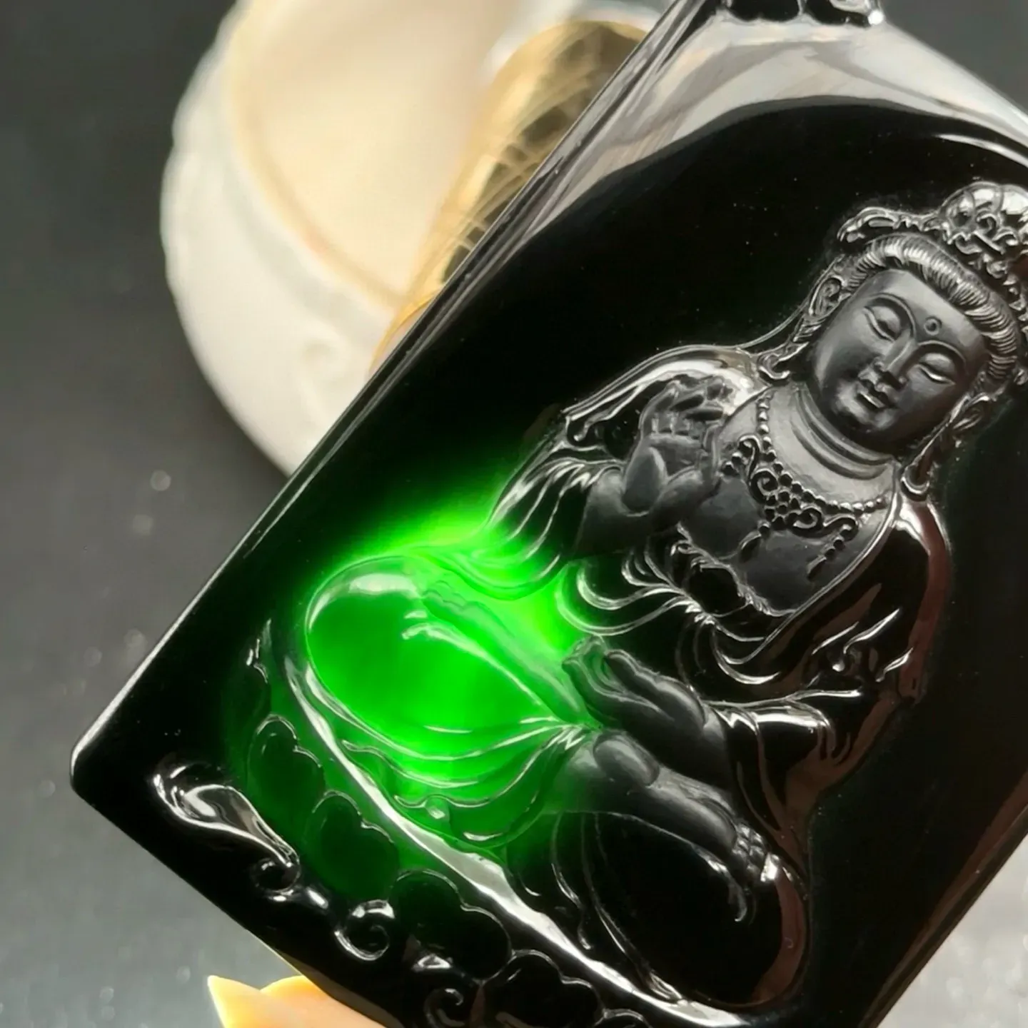 墨翠观音 种好色正 黑度极好 打灯通透 油性十足 尺寸65