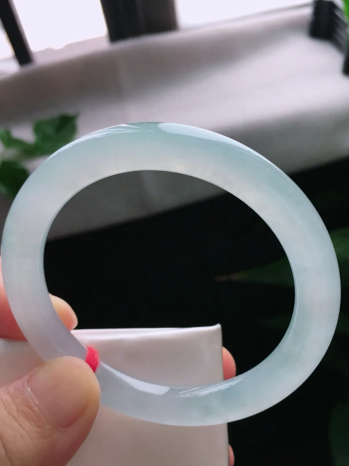 圈口55.2，圆条手镯，白冰，玉质冰润细腻，种水佳，尺寸55.2-8.9-8.7mm