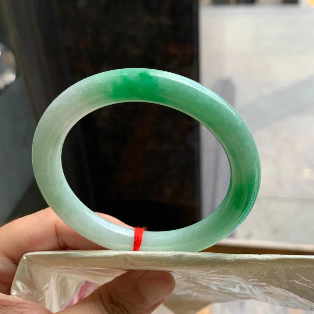 圆条冰糯阳绿 无瑕 尺寸:55.6/9 色好🥰🥰