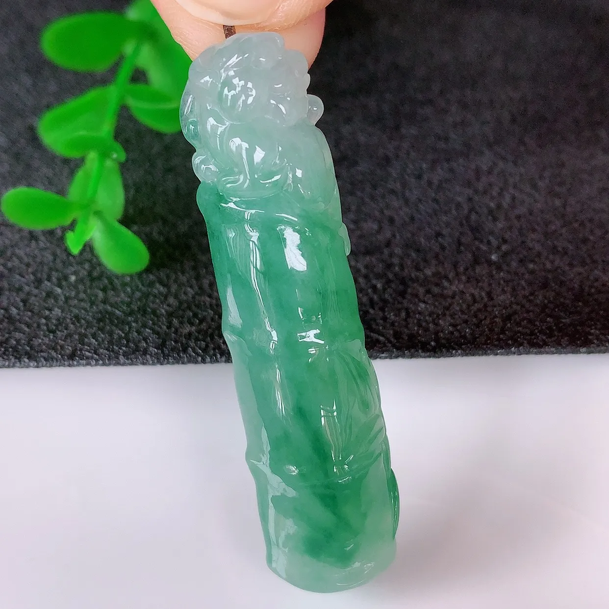 自然光实拍，冰润冰飘绿翡翠节节高竹节玉坠，款式时尚大方，竹节寓意好，佩戴事业，学业节节高升！#01.17