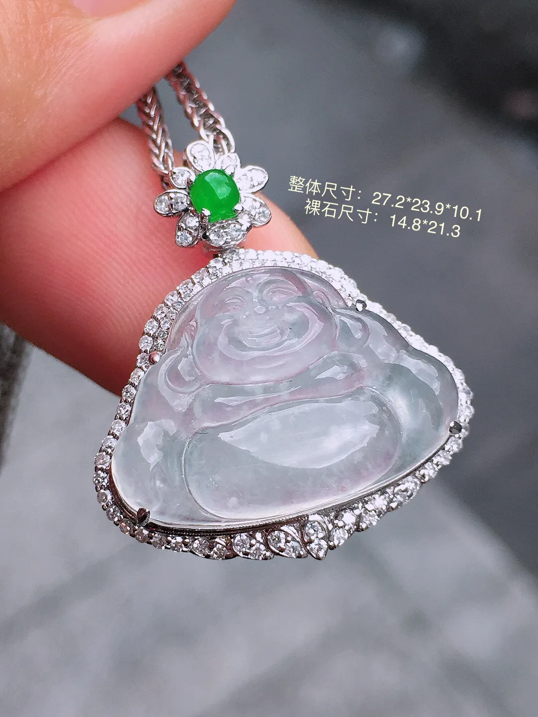 冰种佛公吊坠，玉质细腻，荧光感超
强，饱满圆润，气质满满。18k
金豪华镶嵌