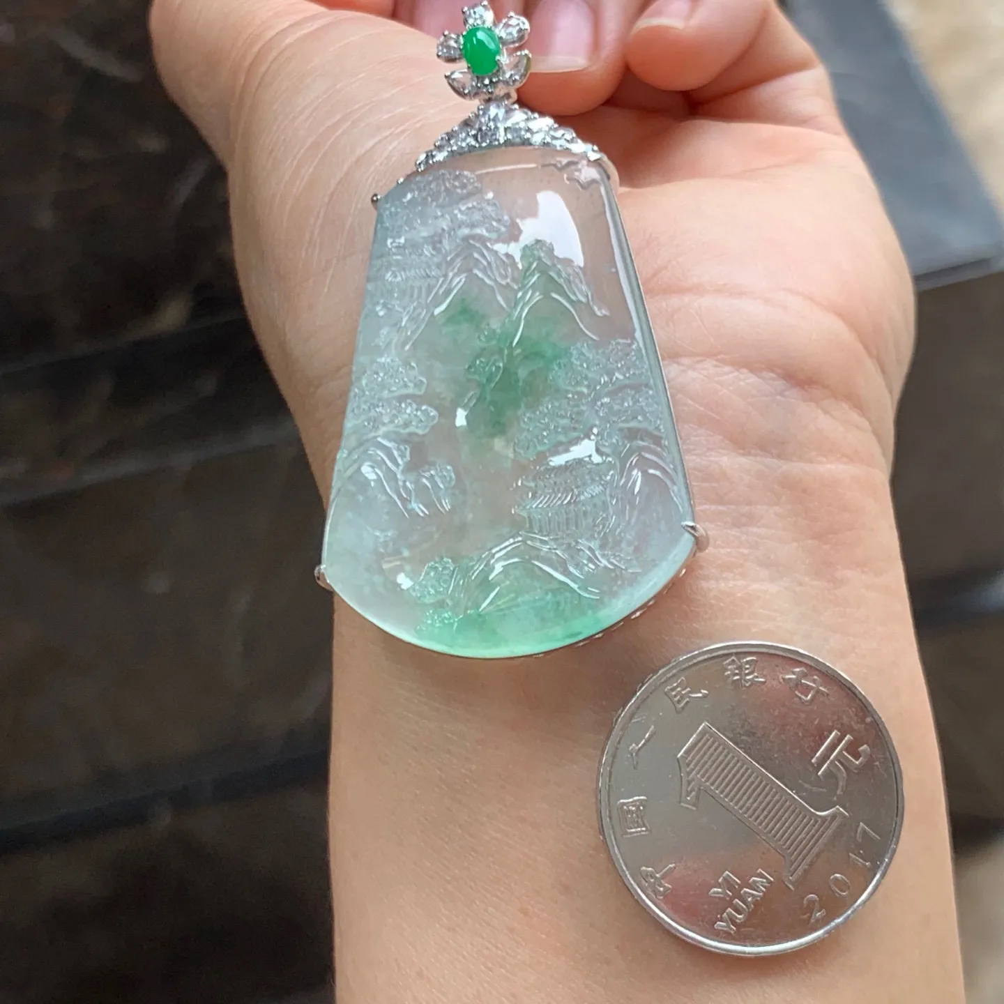 冰种飘绿山水牌 水润冰透 雕工精湛 意境优美