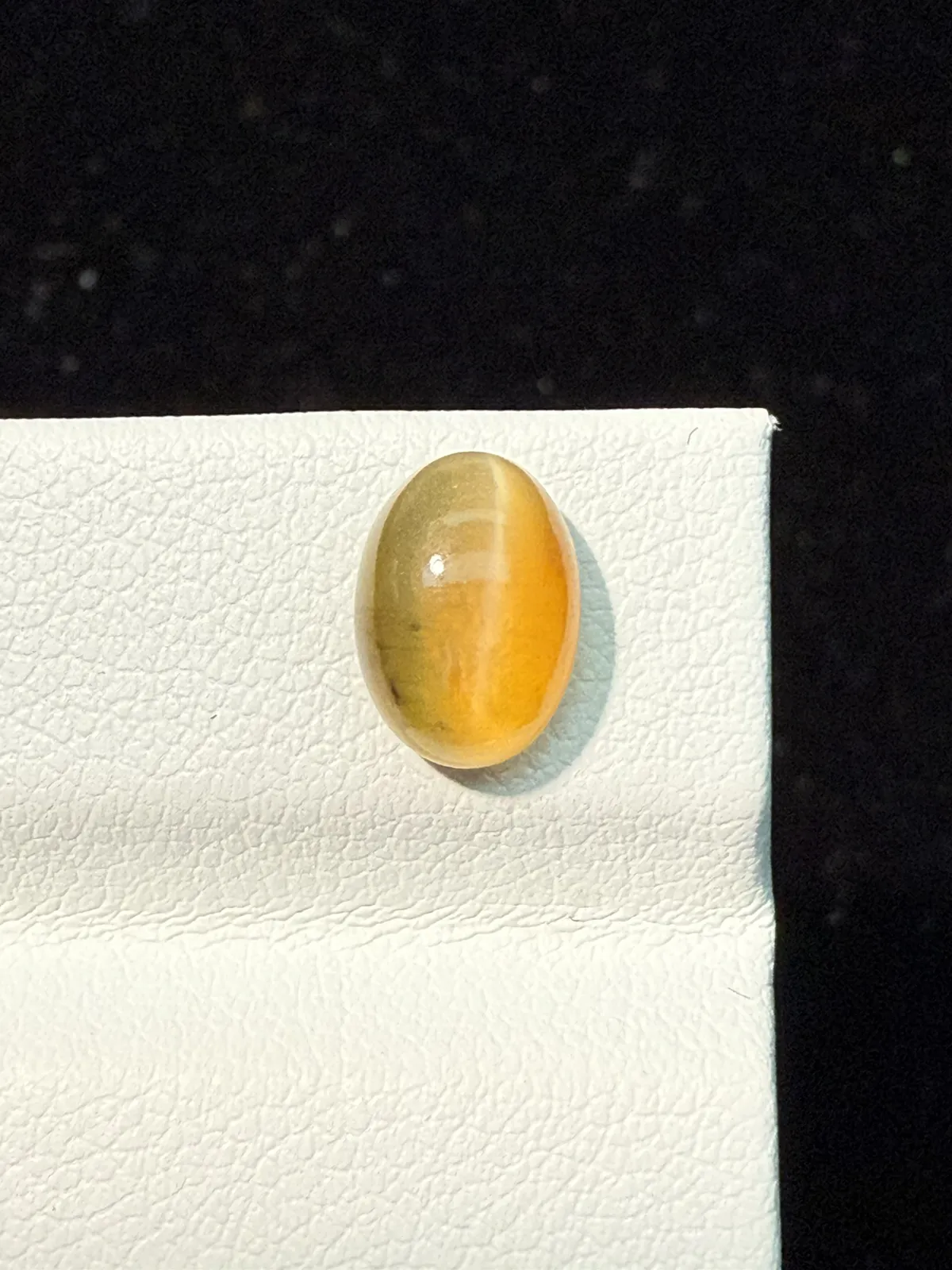 1.395ct天然欧泊猫眼裸石，尺寸8.9*6.4*4.6mm，颜色美艳 ，眼线犀利