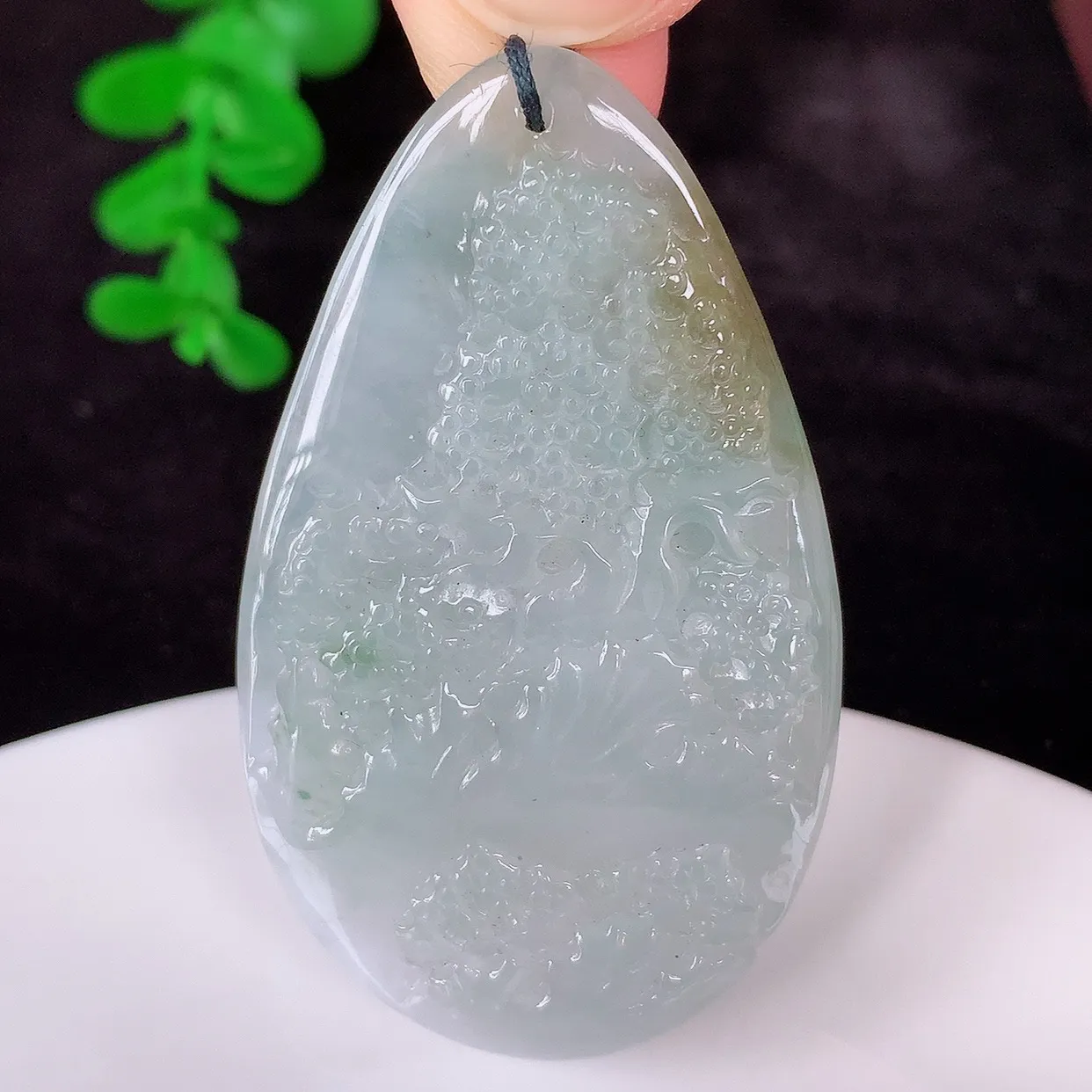 自然光实拍，冰润冰飘花翡翠山水牌吊坠，翡翠山水，立体生动形象，山水素材布局合理，意境感佳，佩戴上身效果更高贵 #60.17