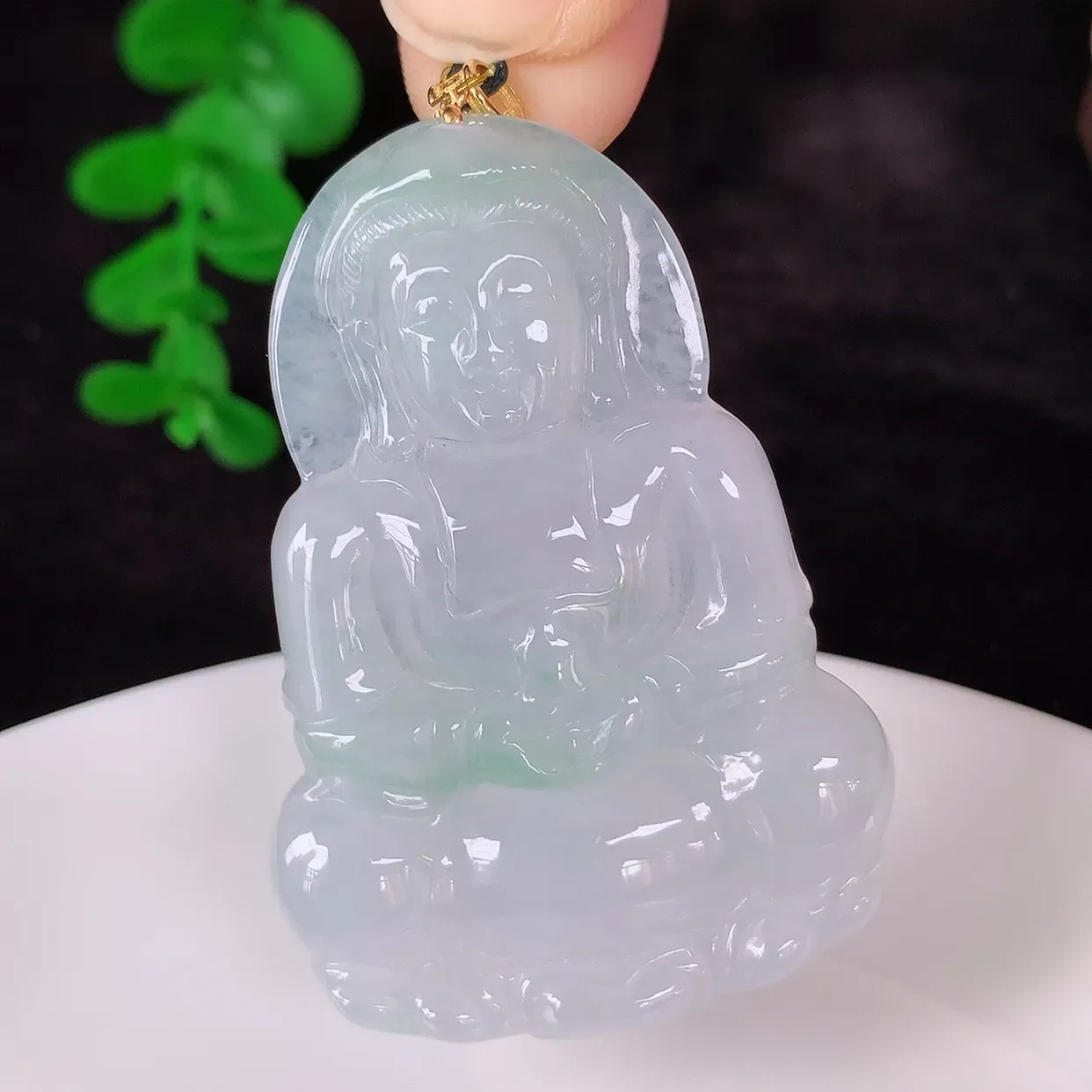 自然光实拍，18K金镶嵌冰飘绿翡翠观音吊坠，赐福翡翠观音，翠色迷人，观音面相端庄，佩戴时尚出众！#35.17