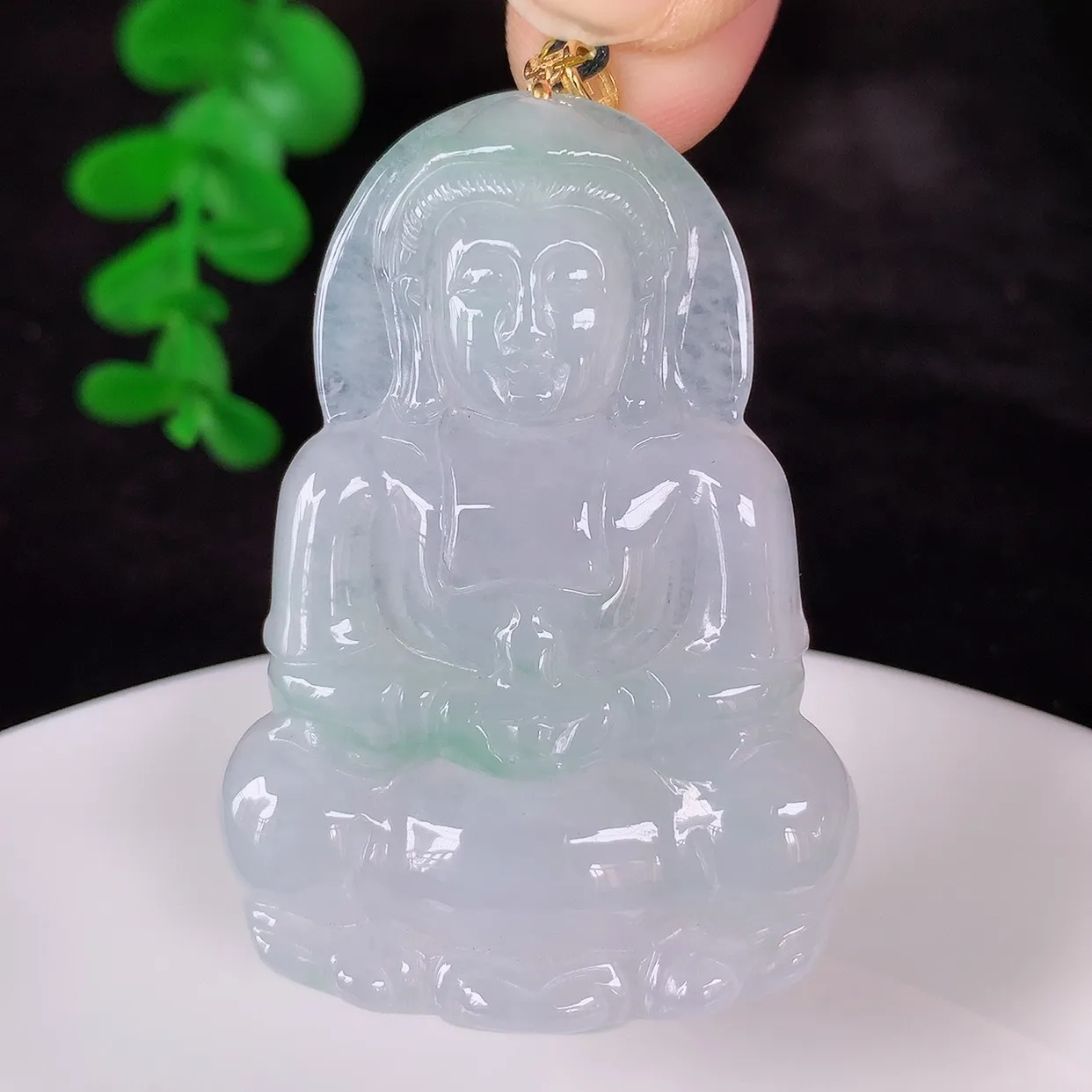 自然光实拍，18K金镶嵌冰飘绿翡翠观音吊坠，赐福翡翠观音，翠色迷人，观音面相端庄，佩戴时尚出众！#35.17