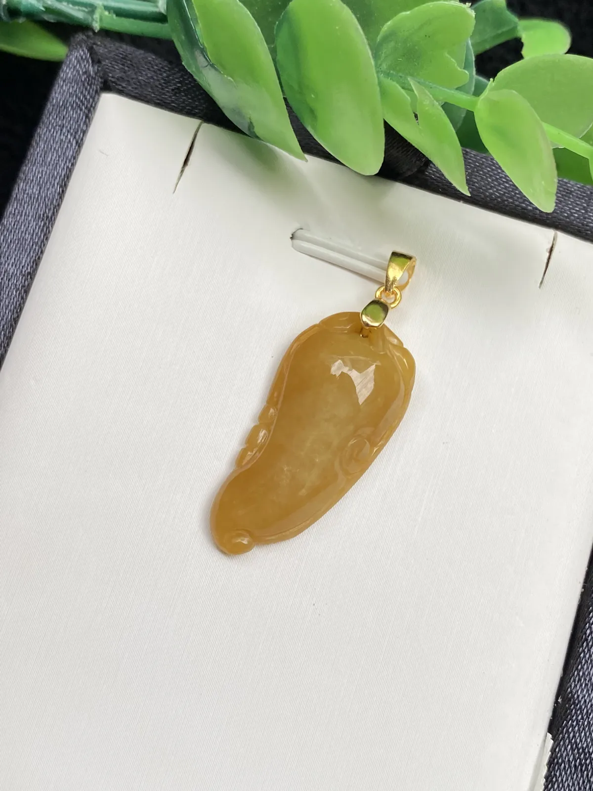 推荐【黄翡福瓜】鸡油黄天然黄翡，无纹裂，水润，细腻，种老，品相佳，带银扣，超值～～石头尺寸28.2*13.8*5.8