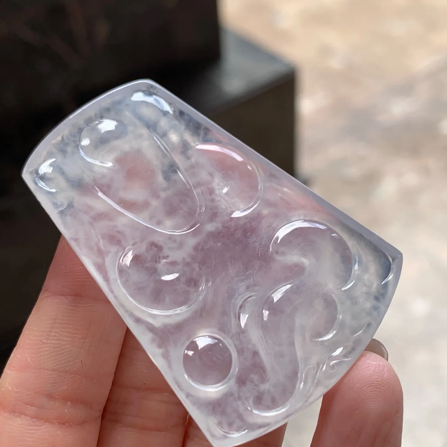冰种龙牌
冰味十足，佩戴大气