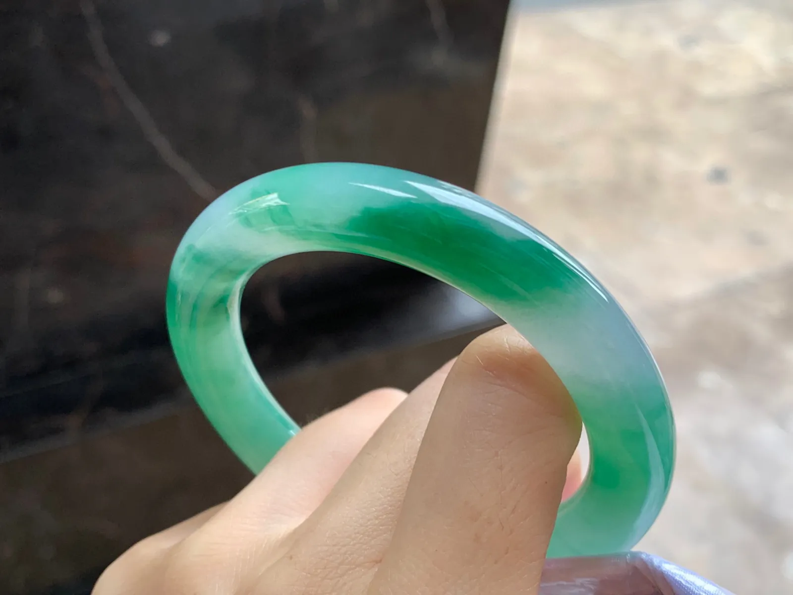 飘绿圆条手镯
尺寸：55.2-10.7mm
底子细腻干净～绿花漂亮大力推荐哦～