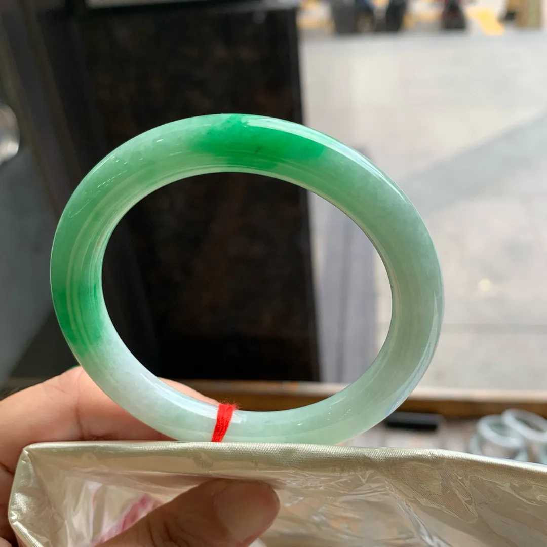 圆条冰糯阳绿 无瑕 尺寸:55.6/9 色好🥰🥰