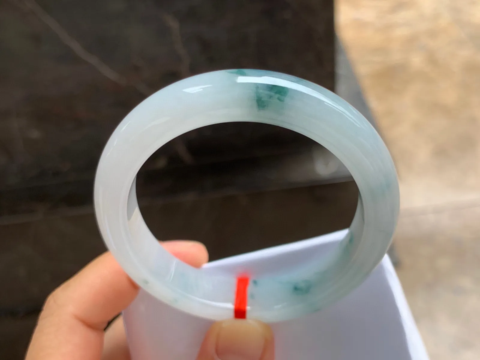54-12.3-8.6mm
飘花手镯 底子细腻 飘花点缀