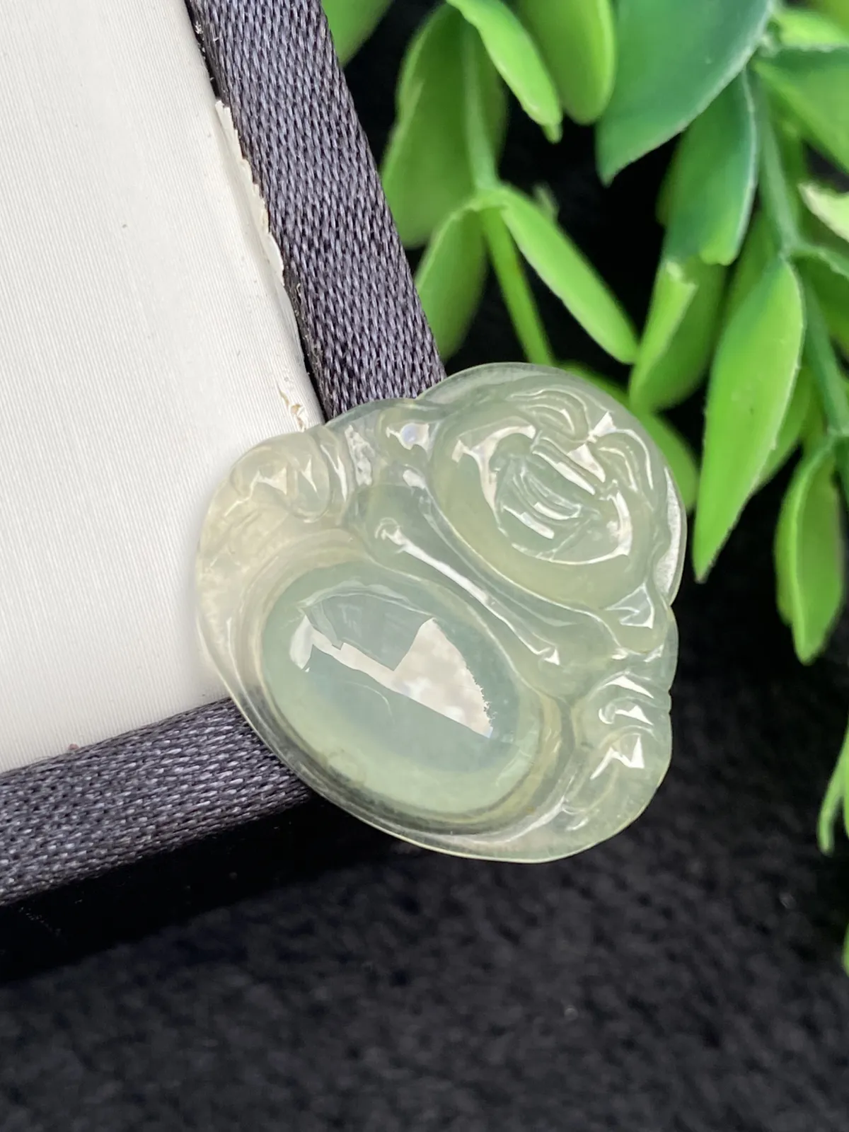推荐【冰🧊起光佛公】淡绿色，无纹裂，水润冰透，细腻起光，种水很好，21.4*22.8*3.8，超值～～