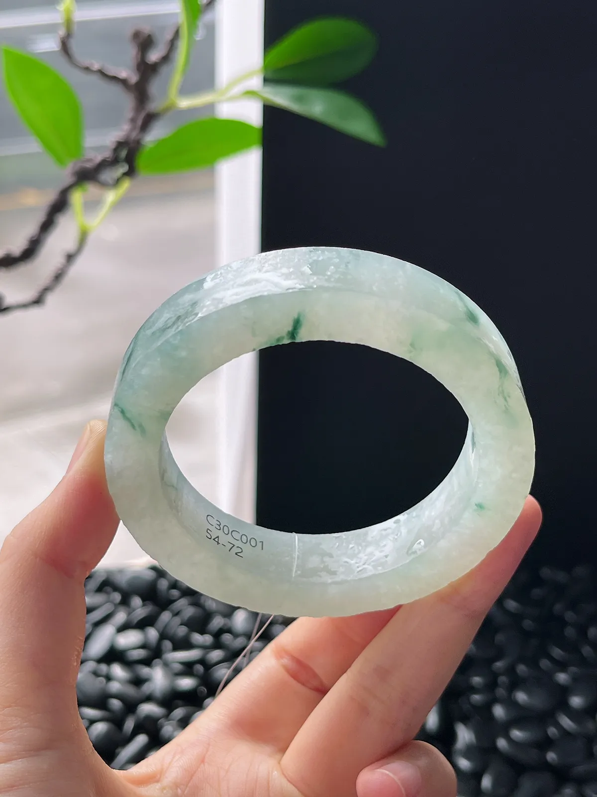 翡翠镯胚，⭕️正圈最大做55，圆条最大做51；最小做53.2。尺寸71-53.2-12.6-9