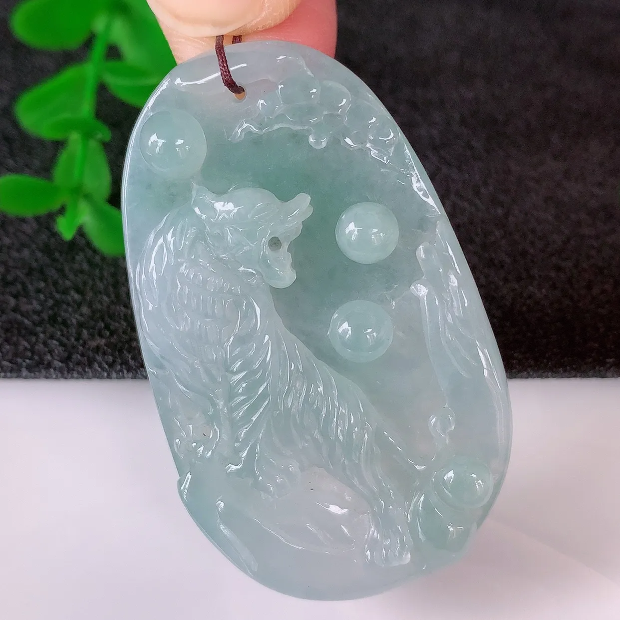 自然光实拍，冰润冰飘绿翡翠虎虎生威吊坠，种老水足，翠色灵动，寓意美好，佩戴时尚出众！#57.17