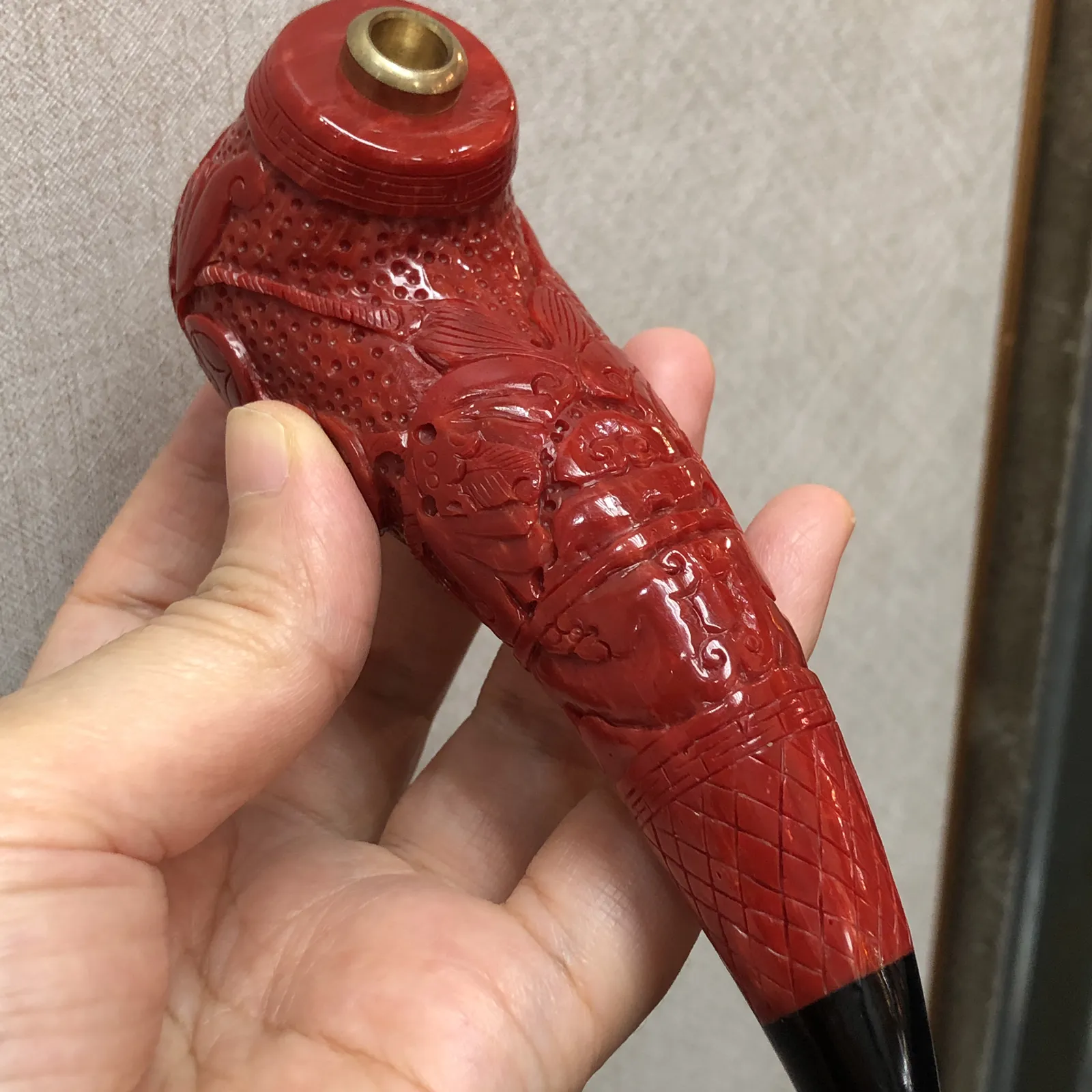【红珊瑚福在眼前烟斗】钱在福在！采用台湾拼接工艺，精心选料，精心雕刻，黑色为人造牛角材料，尺寸：长135mm，宽39.2mm，高46.8mm，重量156.42克！珊瑚属有机宝石，色泽喜人，质地莹润，生长于远离人类的深海中。与珍珠、琥珀并列为三大有机宝石，在东方佛典中亦被列为七宝之一，自古即被视为富贵祥瑞之物。红色代表着吉祥、喜庆、热烈、奔放、激情、斗志！