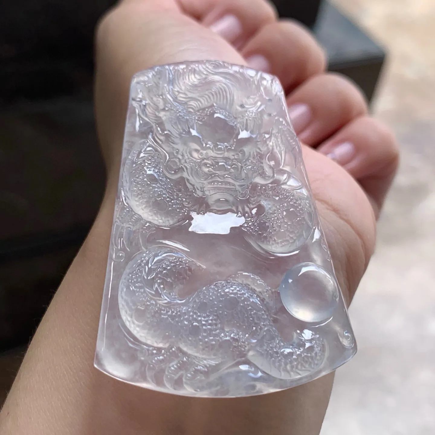 冰种龙牌
冰味十足，佩戴大气