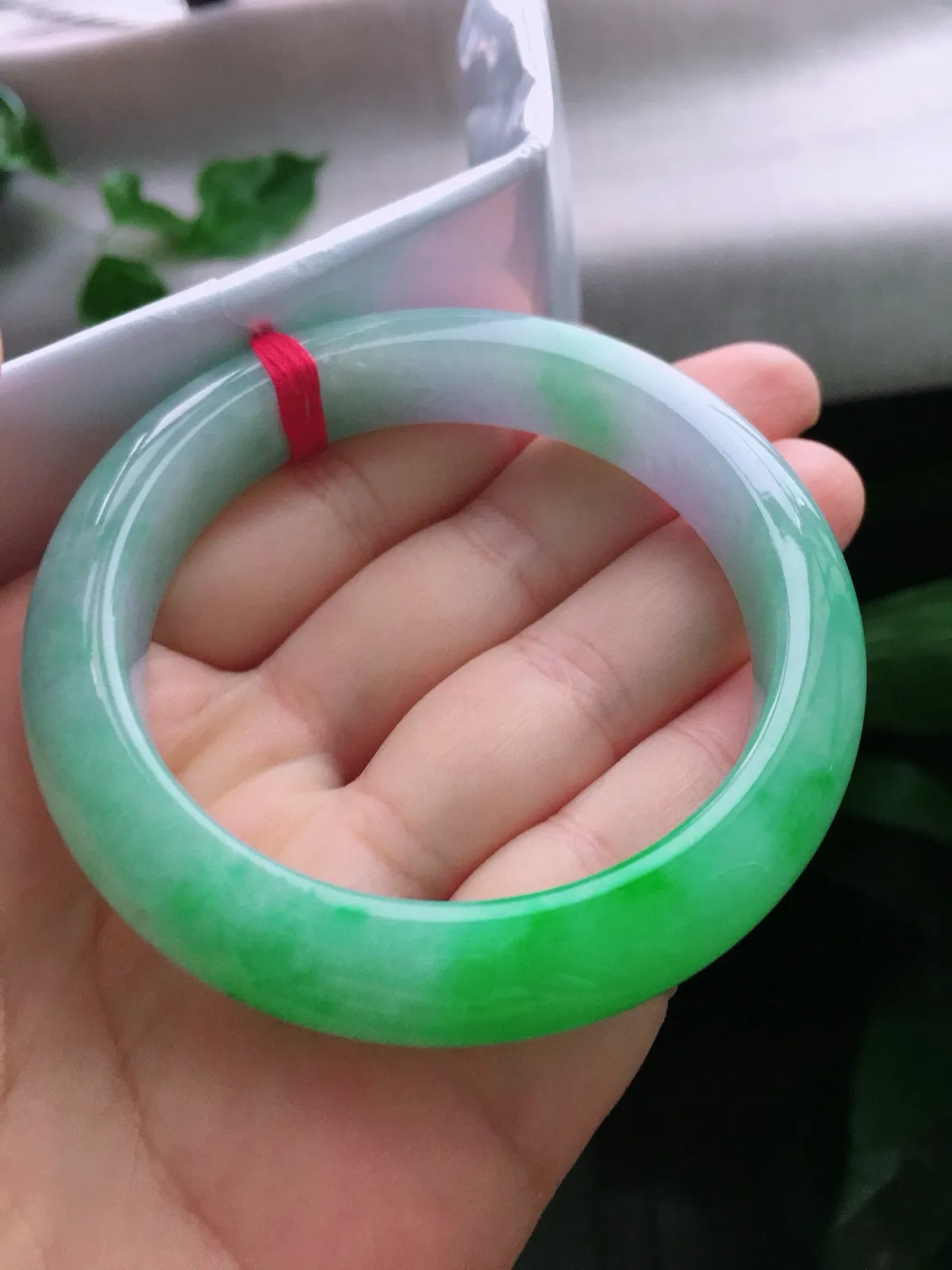 圈口57.2，正圈手镯，春彩，玉质冰润细腻，尺寸57.2-12.6-8.8mm