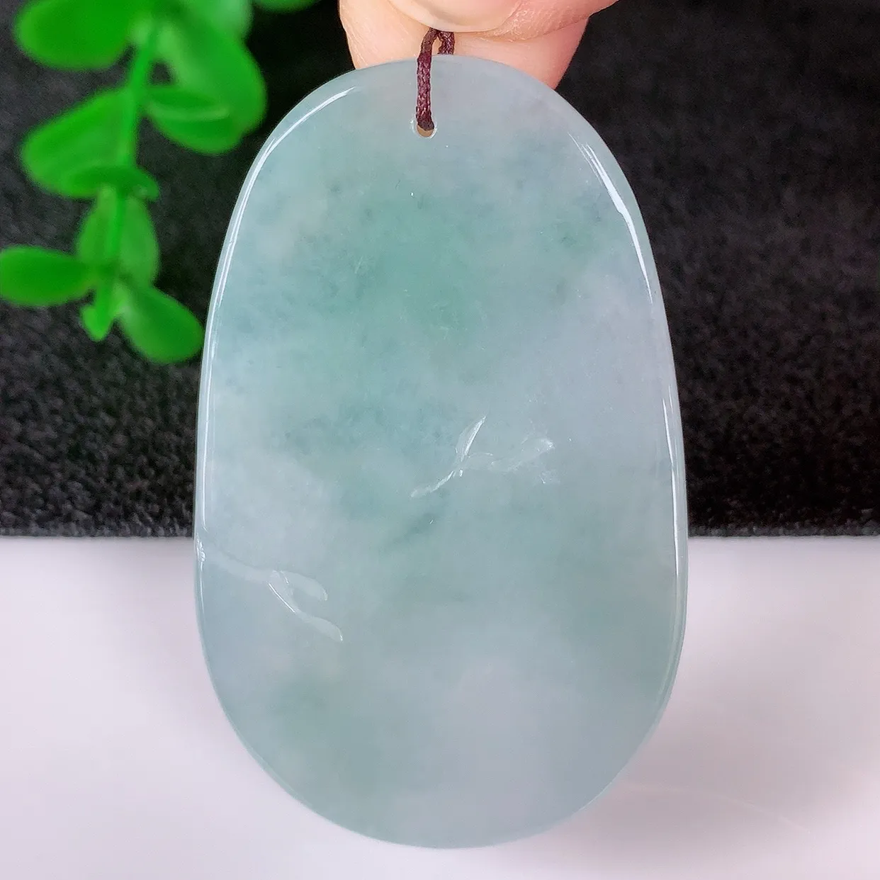 自然光实拍，冰润冰飘绿翡翠虎虎生威吊坠，种老水足，翠色灵动，寓意美好，佩戴时尚出众！#57.17