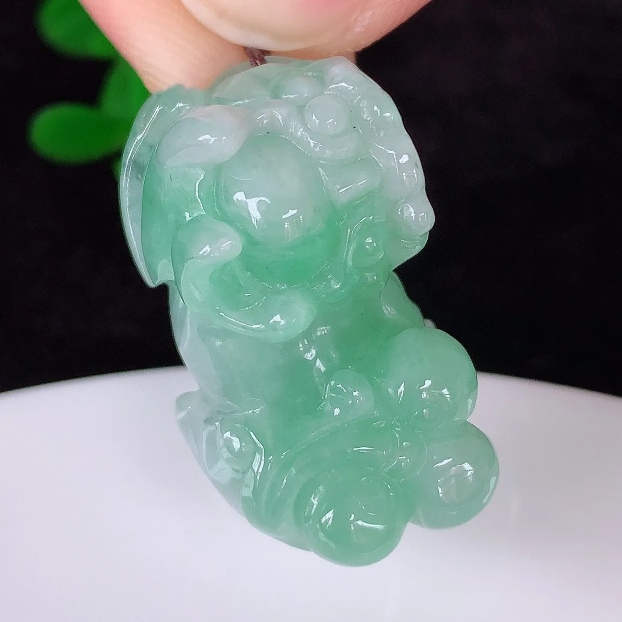 自然光实拍，冰润冰糯种飘绿翡翠招财貔貅吊坠，民间有“一摸貔貅运程旺盛，再摸貔貅财运滚滚，三摸貔貅平步青云 ”的美好祝愿。#57.17