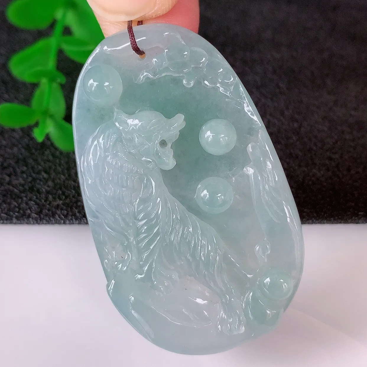自然光实拍，冰润冰飘绿翡翠虎虎生威吊坠，种老水足，翠色灵动，寓意美好，佩戴时尚出众！#57.17