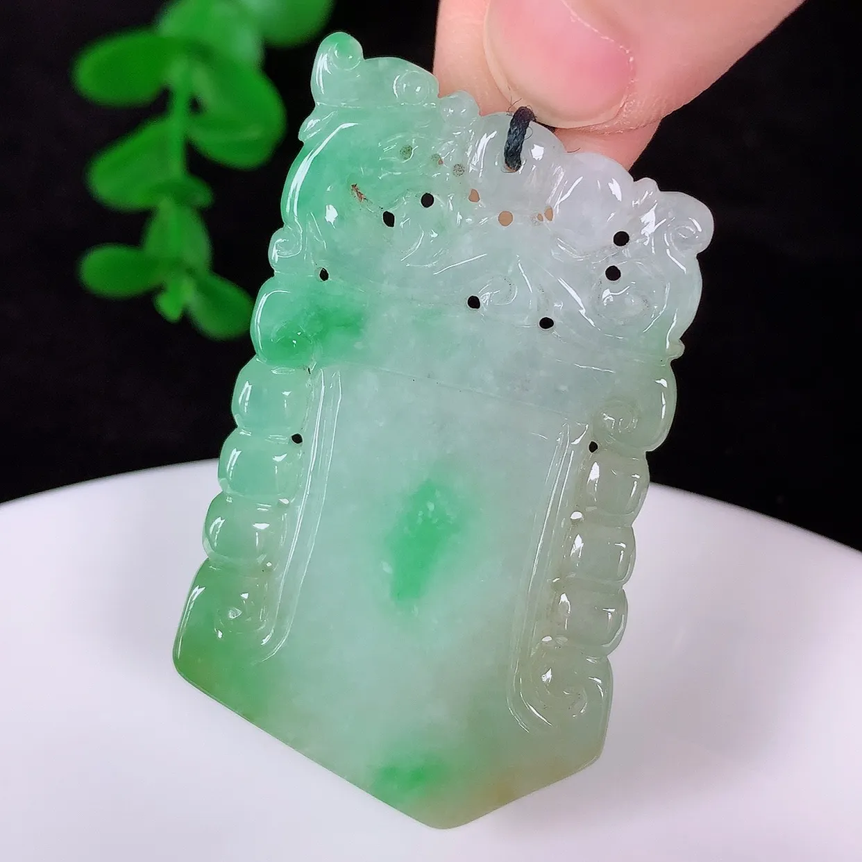 自然光实拍，冰糯种双彩黄加绿翡翠精雕龙腾盛世、龙牌吊坠，种水好，雕工立体精致，佩戴霸气时尚！#01.