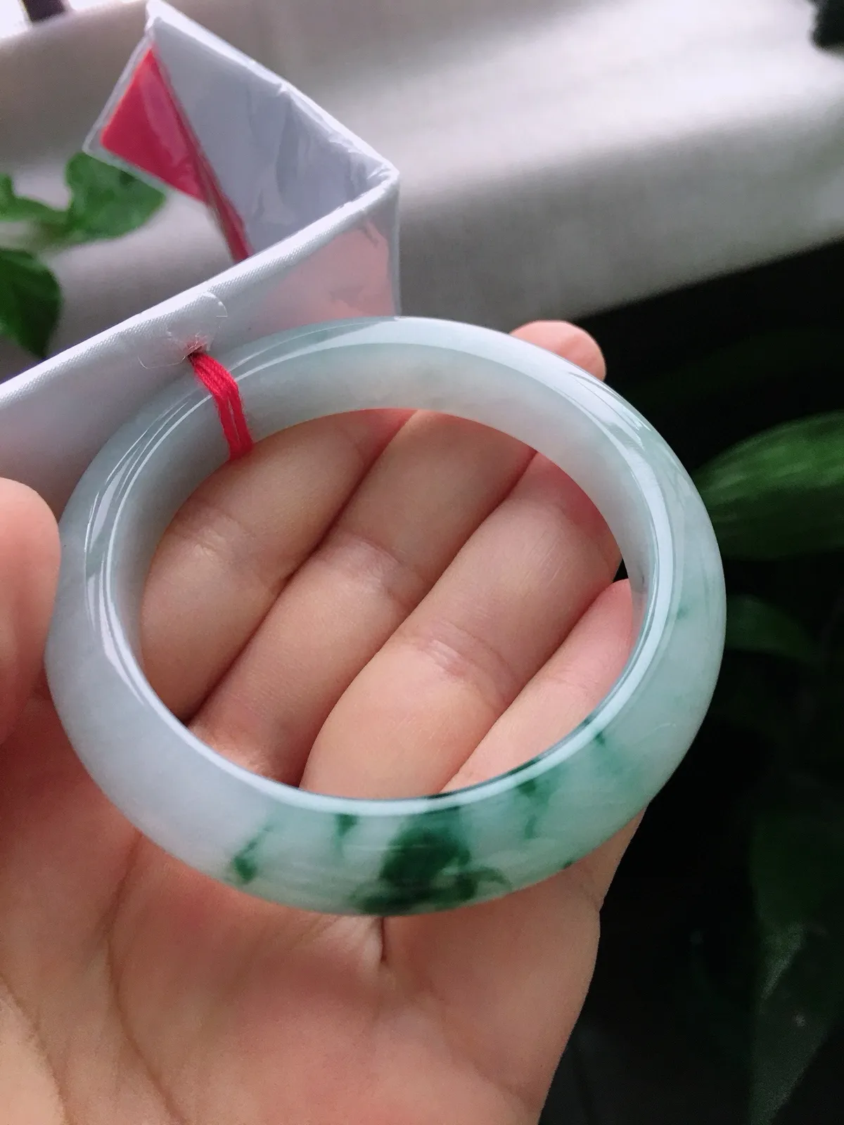 圈口55.5，正圈手镯，飘花，玉质冰润细腻，尺寸55.5-12.1-8.8mm