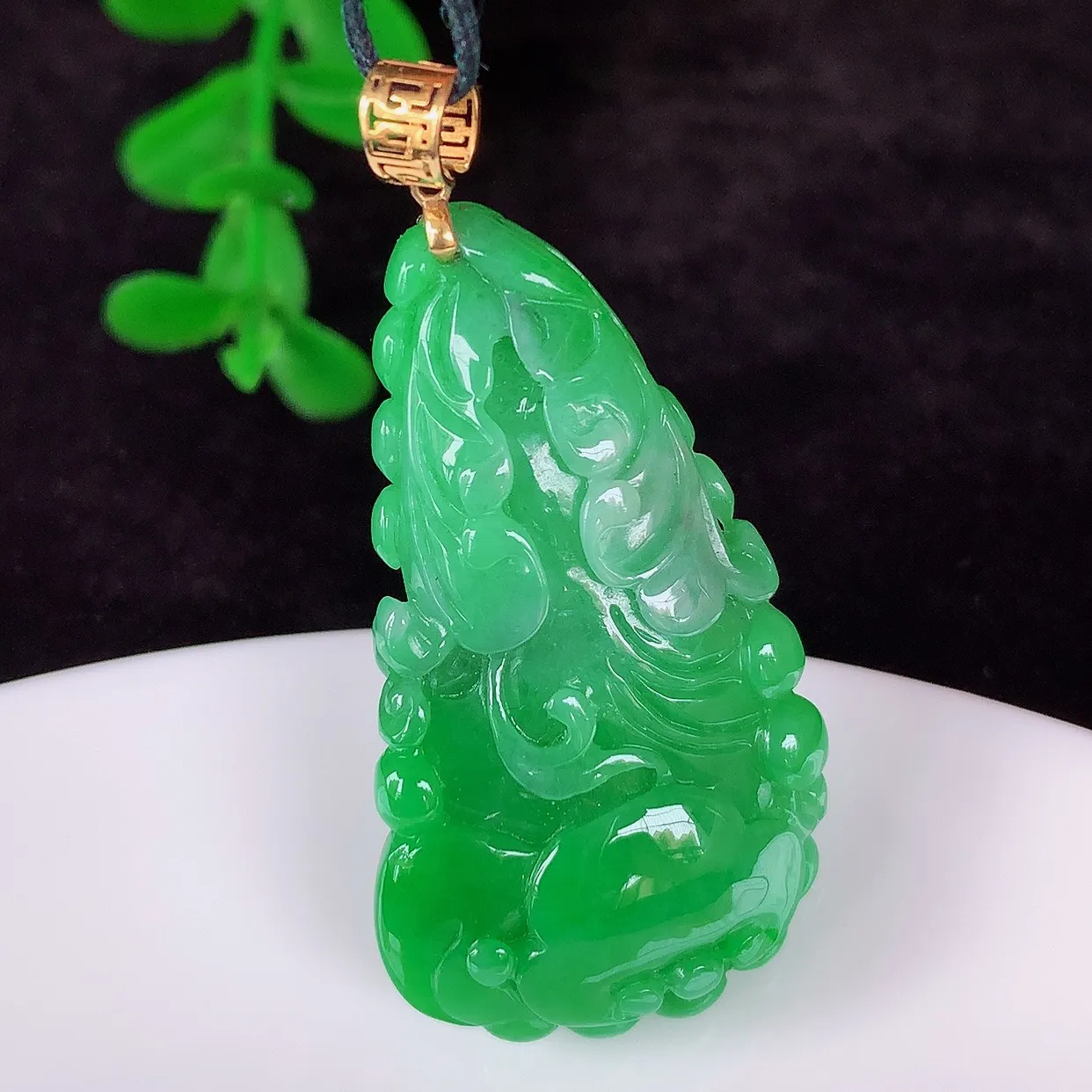 自然光实拍，18K金镶嵌冰润冰糯种飘阳绿翡翠招百财白菜吊坠，百财聚来，财源滚滚，色泽鲜艳，精工水润的白菜，性价比高！#1.17整体43*裸石36.5*20*7.5