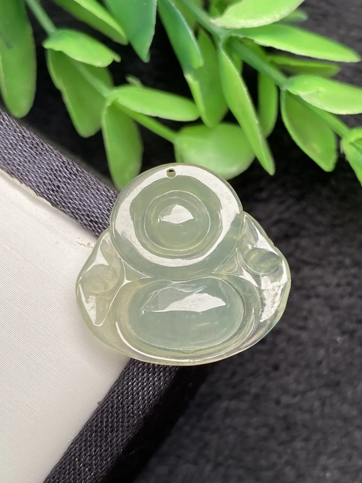 推荐【冰🧊起光佛公】淡绿色，无纹裂，水润冰透，细腻起光，种水很好，21.4*22.8*3.8，超值～～