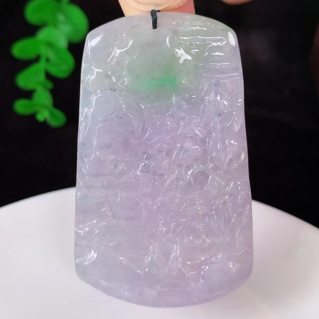 自然光实拍，冰润冰种紫底飘花翡翠山水牌吊坠，翡翠山水，立体生动形象，山水素材布局合理，意境感佳，佩戴上身效果更高贵 #46.17
