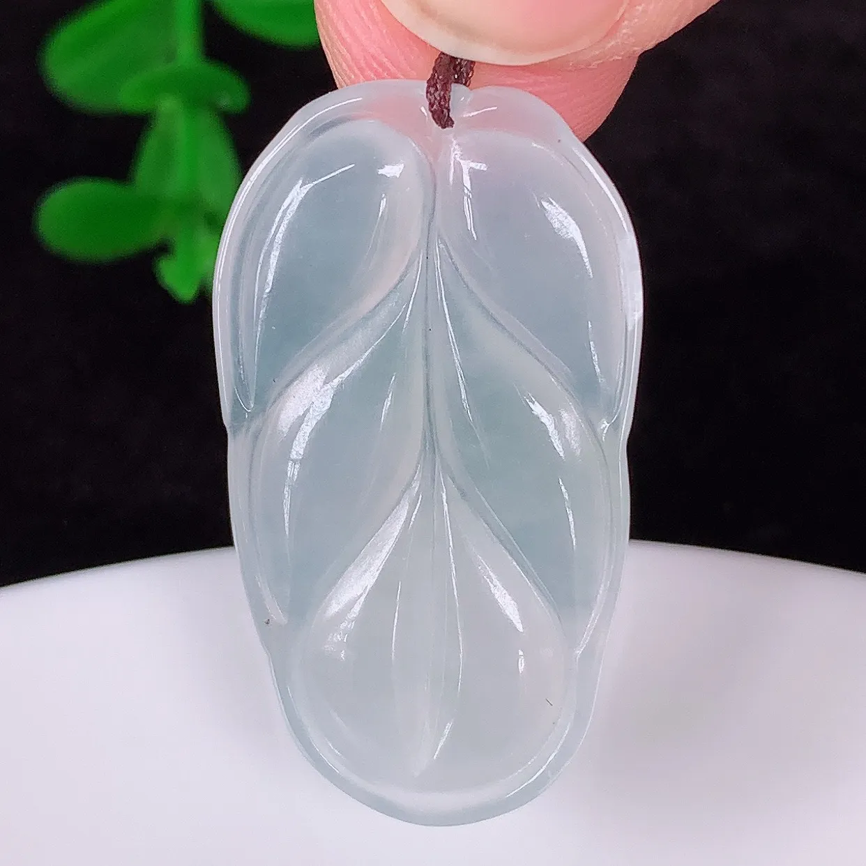 自然光实拍 冰润冰种翡翠事业有成叶子吊坠，莹润且起胶，叶子清秀优雅，佩戴大业有成！#57.17
