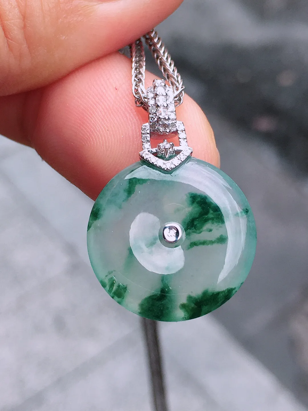 冰飘花平安扣吊坠，色泽艳丽，玉质细腻，荧光感超
强，饱满圆润，气质满满。18k
金豪华镶嵌