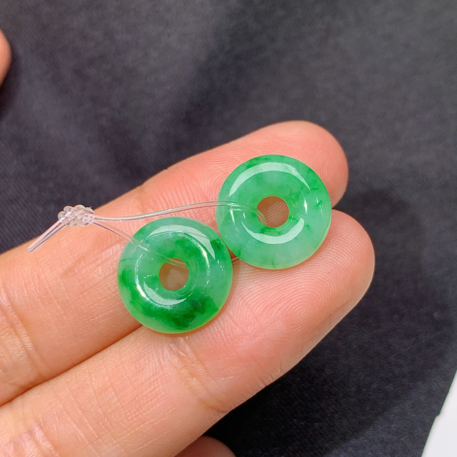 冰飘绿甜甜圈一对，镶嵌佳品，冰润色阳，种水足 直径12.1*3.3