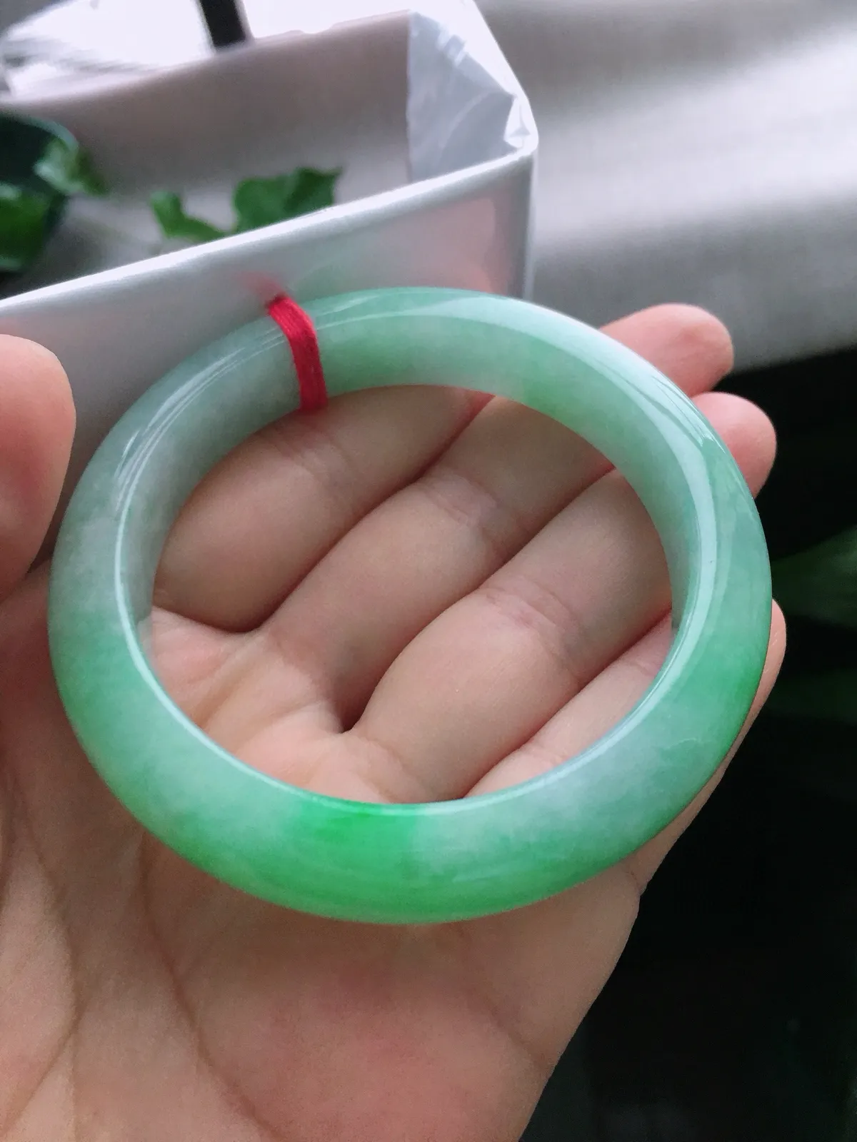 圈口57，正圈手镯，玉质冰润细腻，色泽鲜艳，尺寸57-12.5-9mm