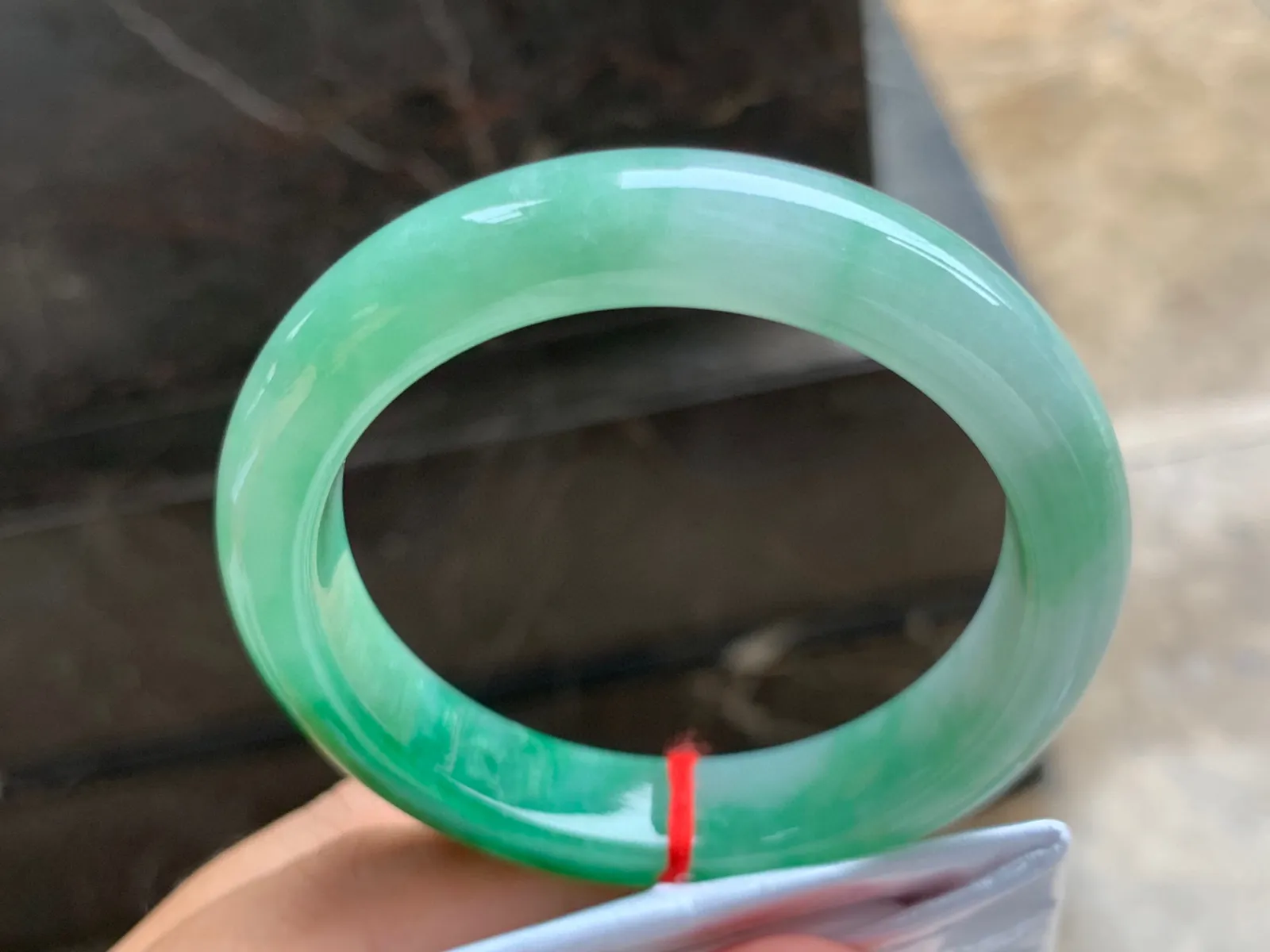 56-12.5-9mm
带色手镯 底子细腻 一段辣绿色