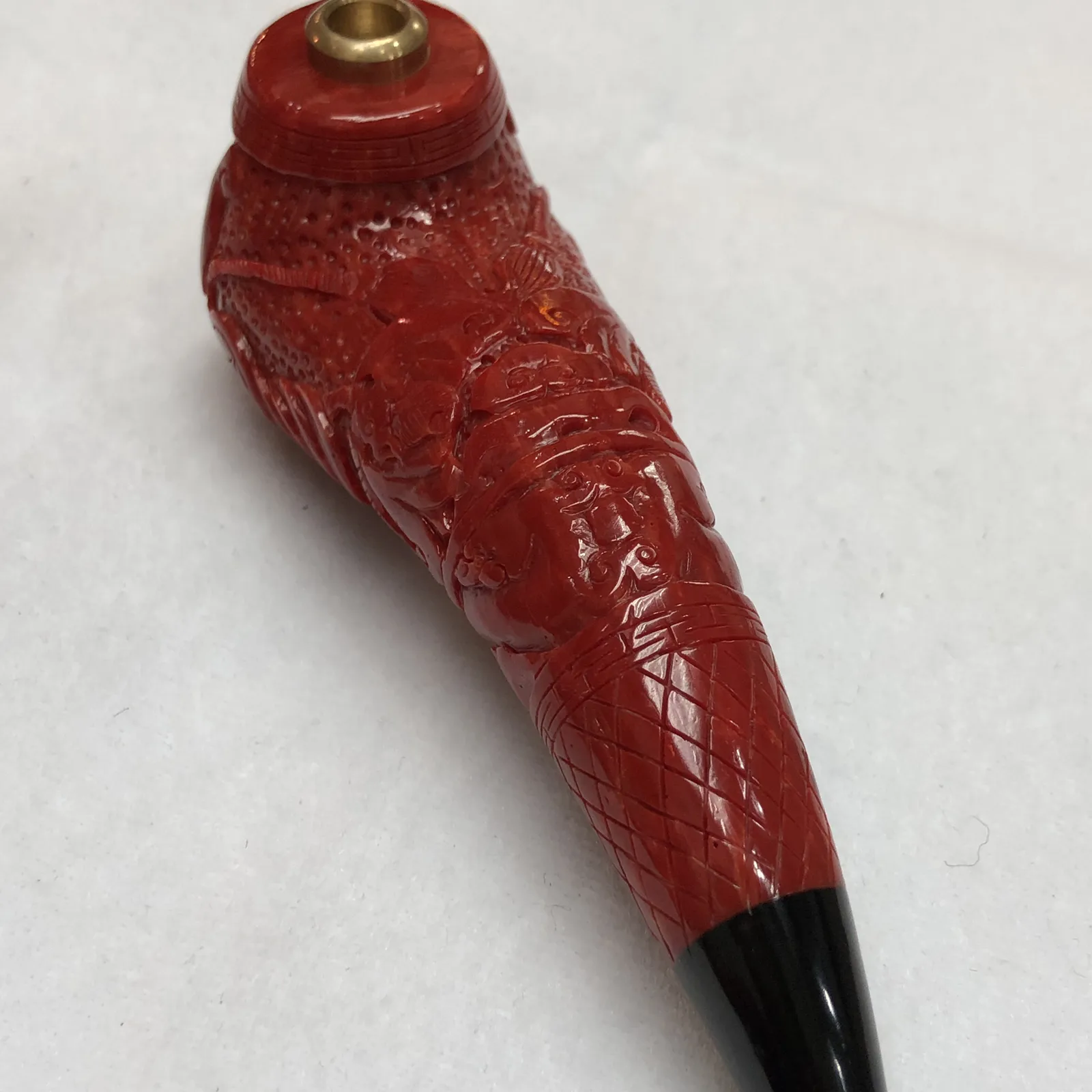 【红珊瑚福在眼前烟斗】钱在福在！采用台湾拼接工艺，精心选料，精心雕刻，黑色为人造牛角材料，尺寸：长135mm，宽39.2mm，高46.8mm，重量156.42克！珊瑚属有机宝石，色泽喜人，质地莹润，生长于远离人类的深海中。与珍珠、琥珀并列为三大有机宝石，在东方佛典中亦被列为七宝之一，自古即被视为富贵祥瑞之物。红色代表着吉祥、喜庆、热烈、奔放、激情、斗志！