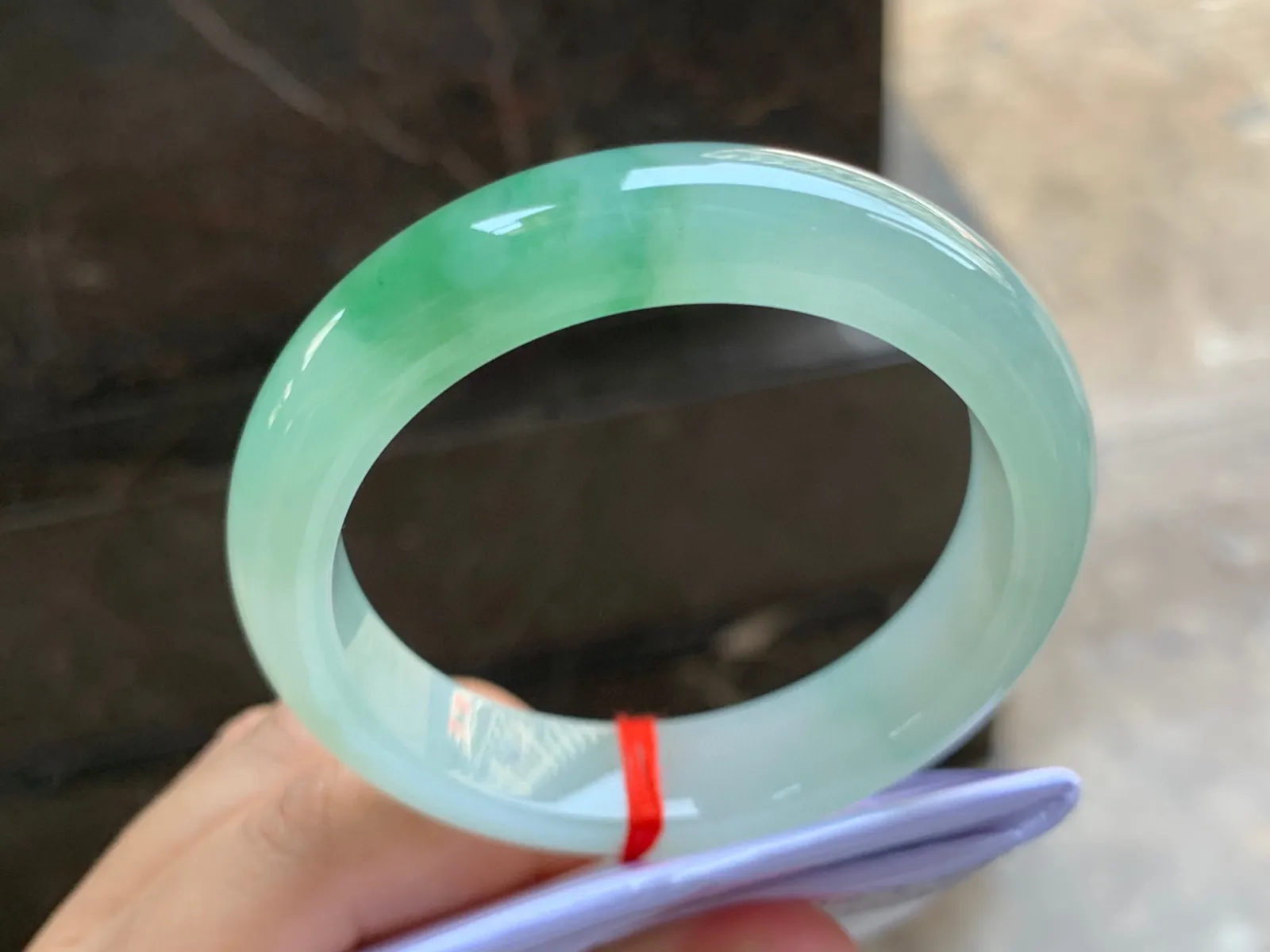 53-13-8.5mm
冰种绿花手镯 种好水润 淡晴底色 花色漂亮 清爽气质