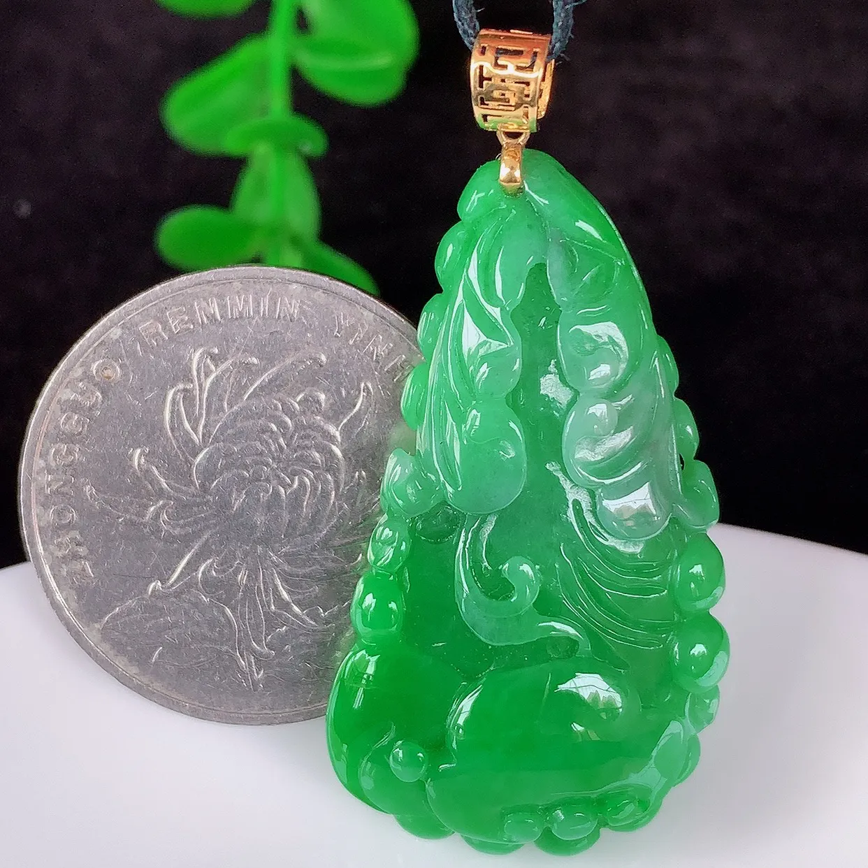 自然光实拍，18K金镶嵌冰润冰糯种飘阳绿翡翠招百财白菜吊坠，百财聚来，财源滚滚，色泽鲜艳，精工水润的白菜，性价比高！#1.17整体43*裸石36.5*20*7.5