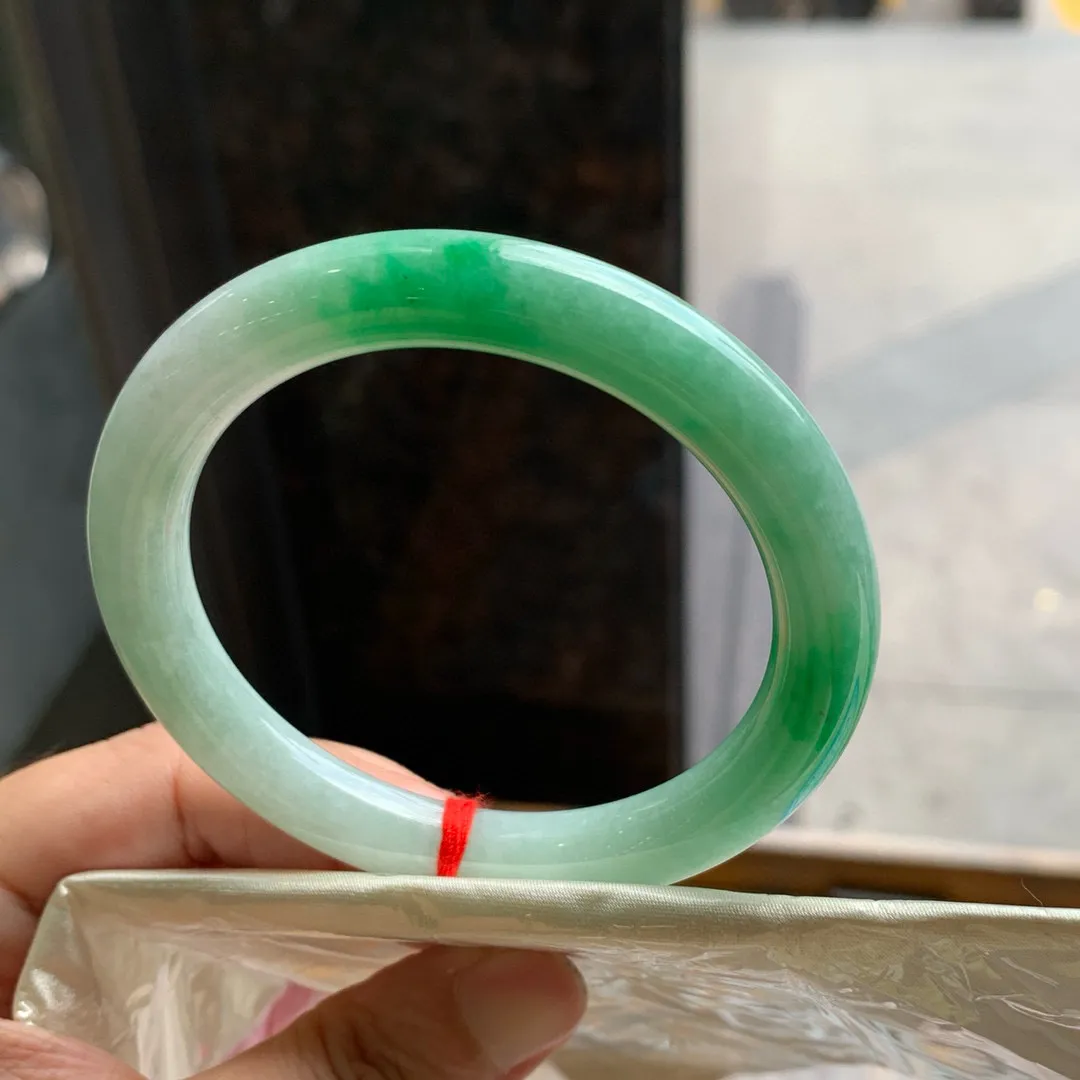 圆条冰糯阳绿 无瑕 尺寸:55.6/9 色好🥰🥰