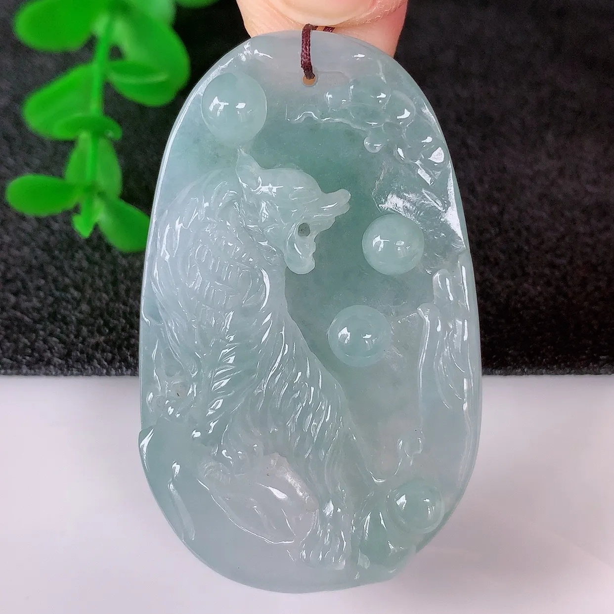自然光实拍，冰润冰飘绿翡翠虎虎生威吊坠，种老水足，翠色灵动，寓意美好，佩戴时尚出众！#57.17