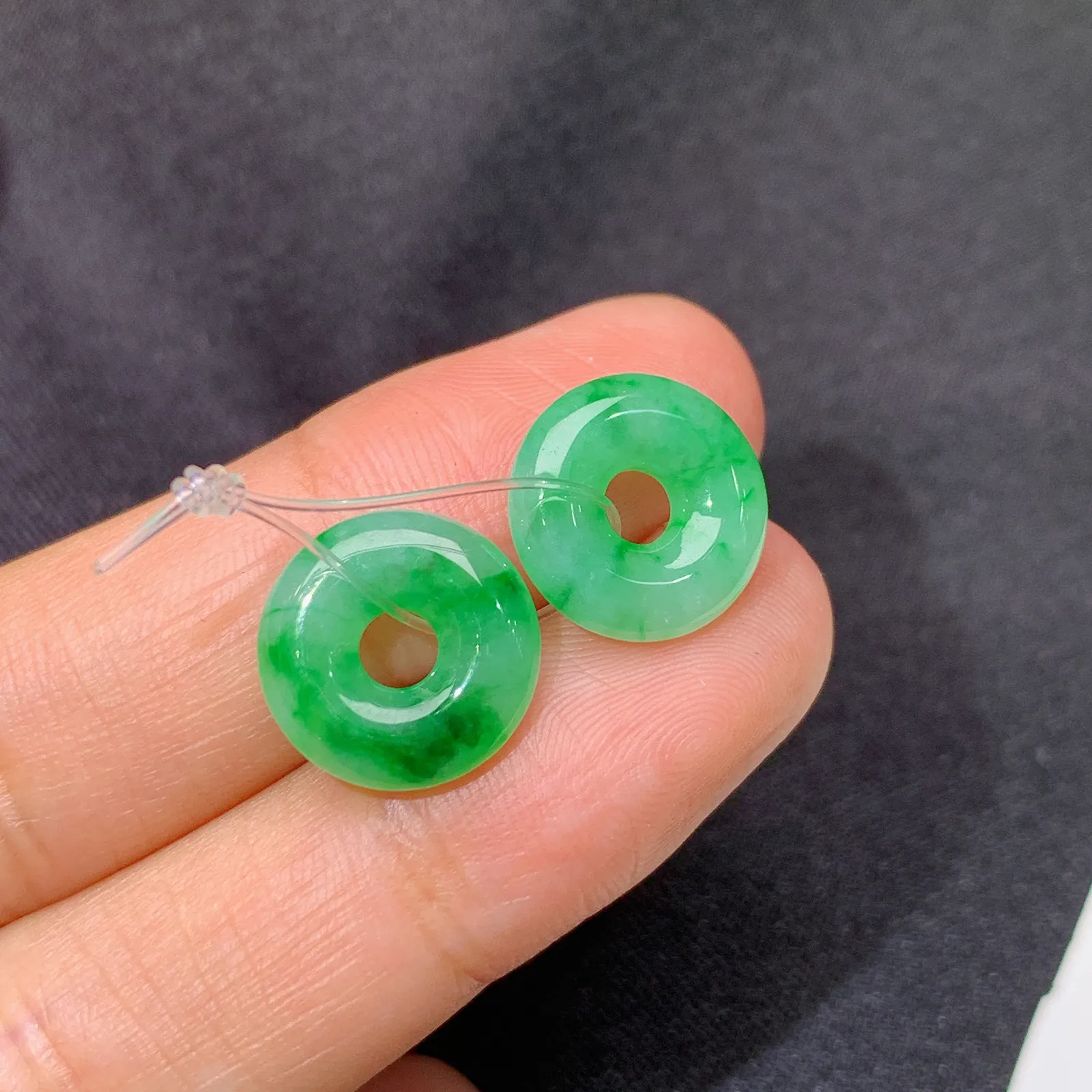 冰飘绿甜甜圈一对，镶嵌佳品，冰润色阳，种水足 直径12.1*3.3