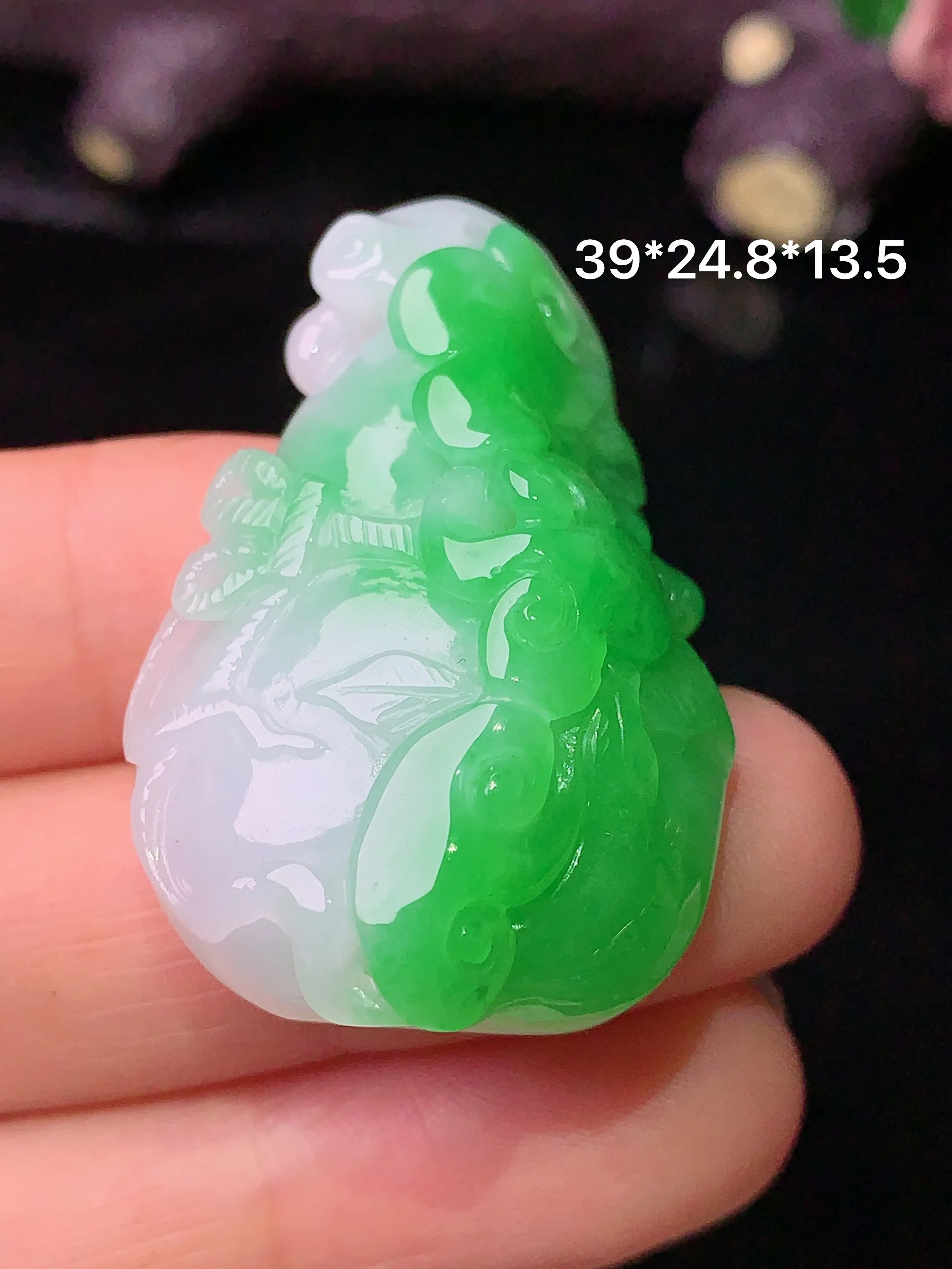 翠绿雕花葫芦吊坠 玉质细腻 色泽艳丽 整体尺寸39*24.3*13.5